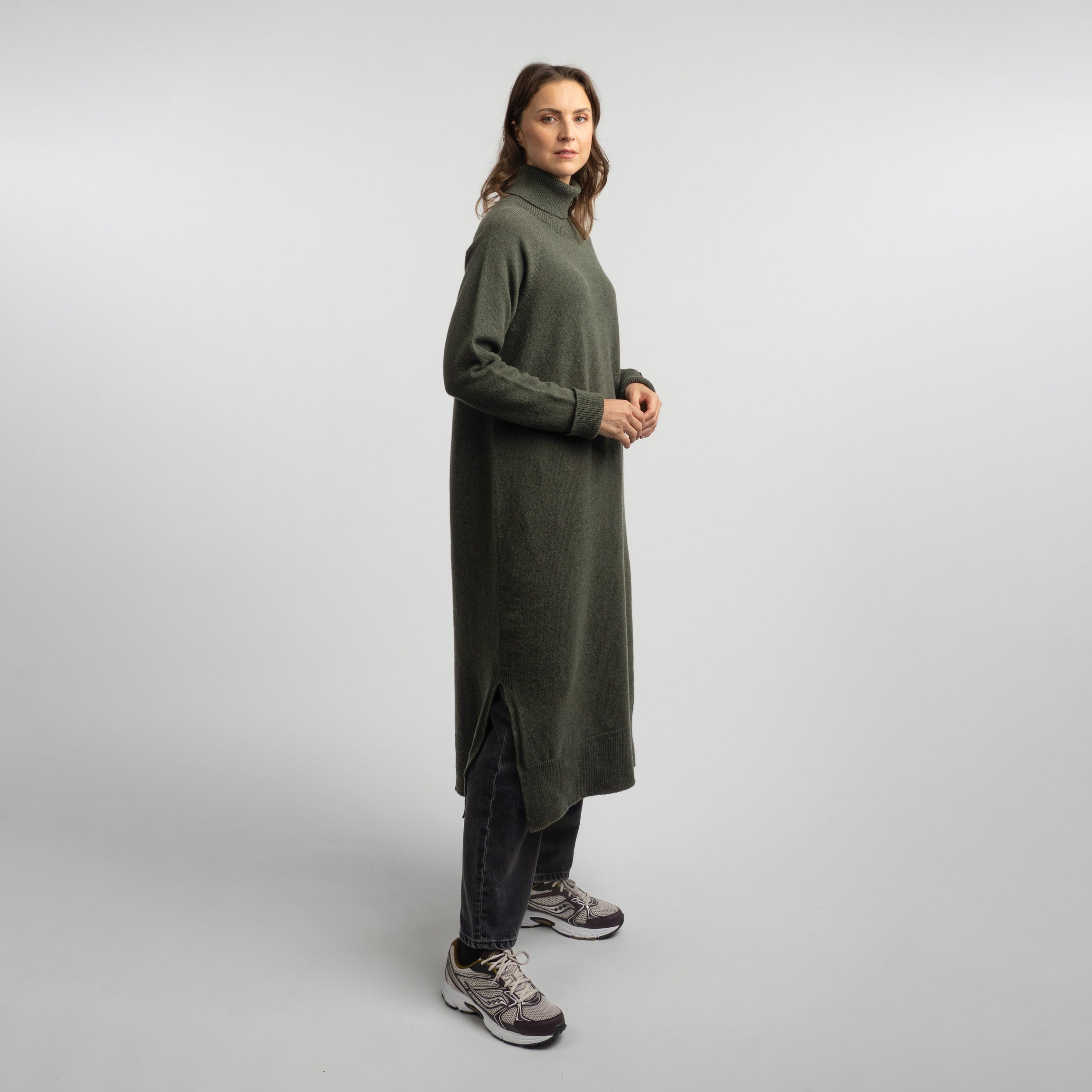 The model is 175 cm and wears size M.