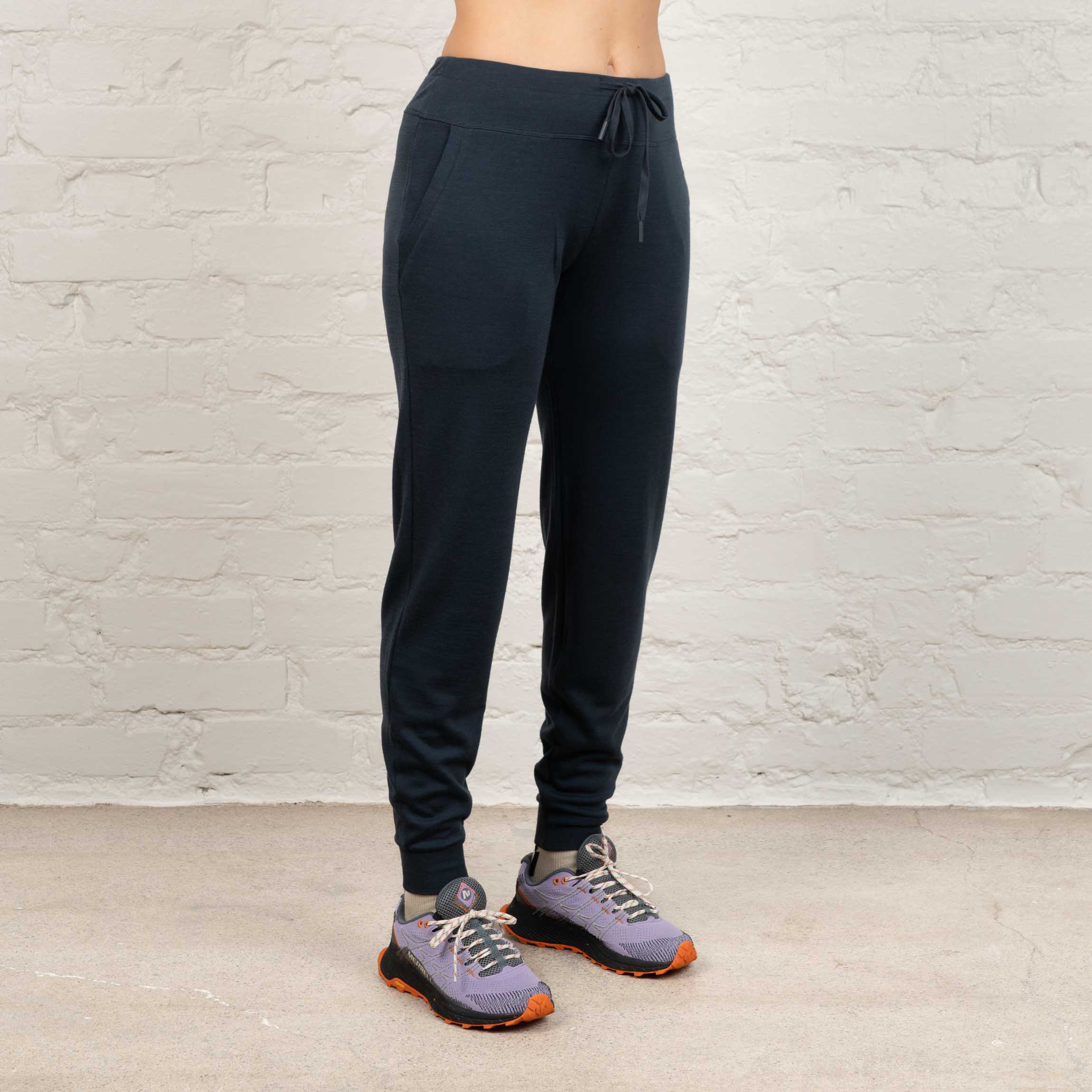 The model is 174 cm and wears size M.