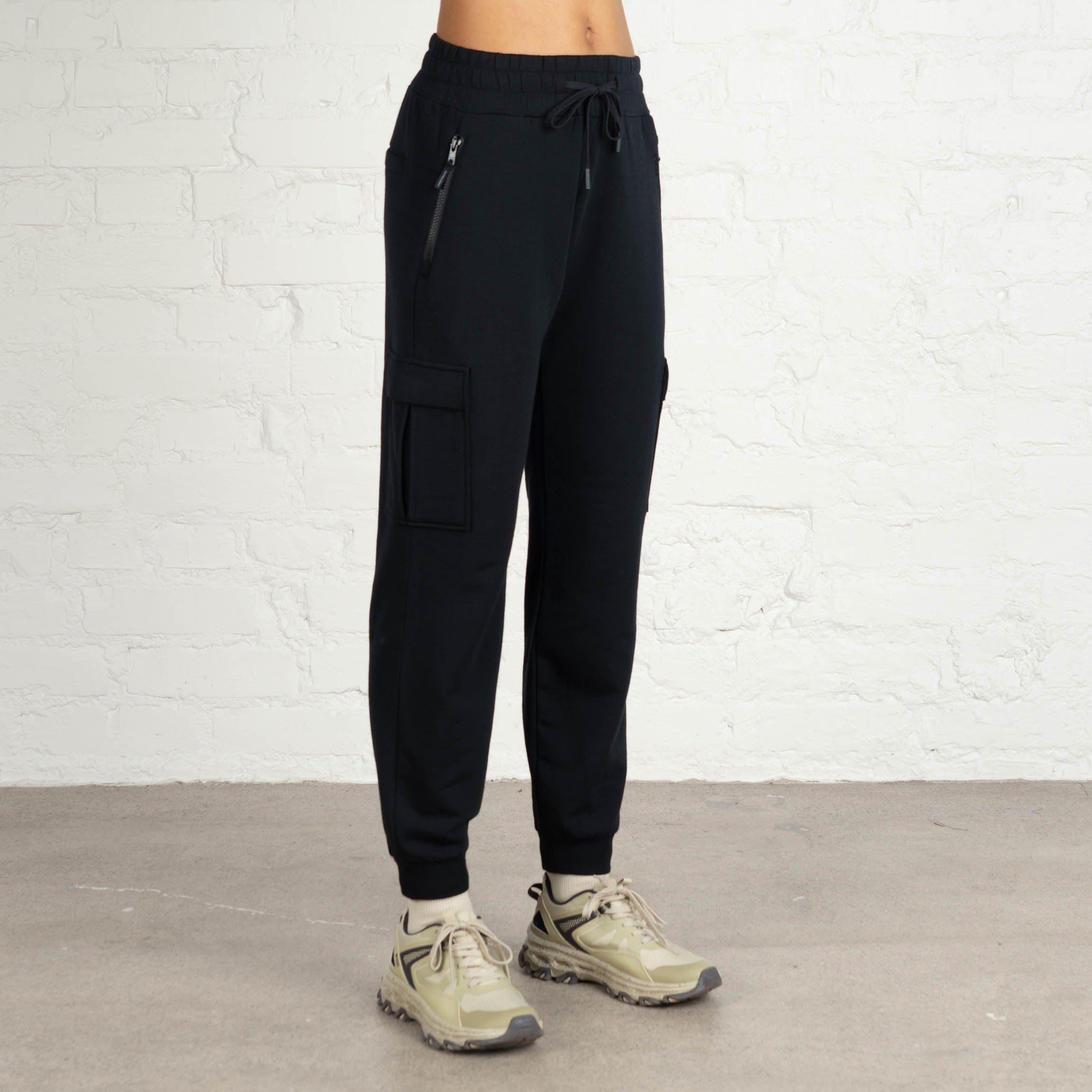 The model is 180 cm and wears size S.