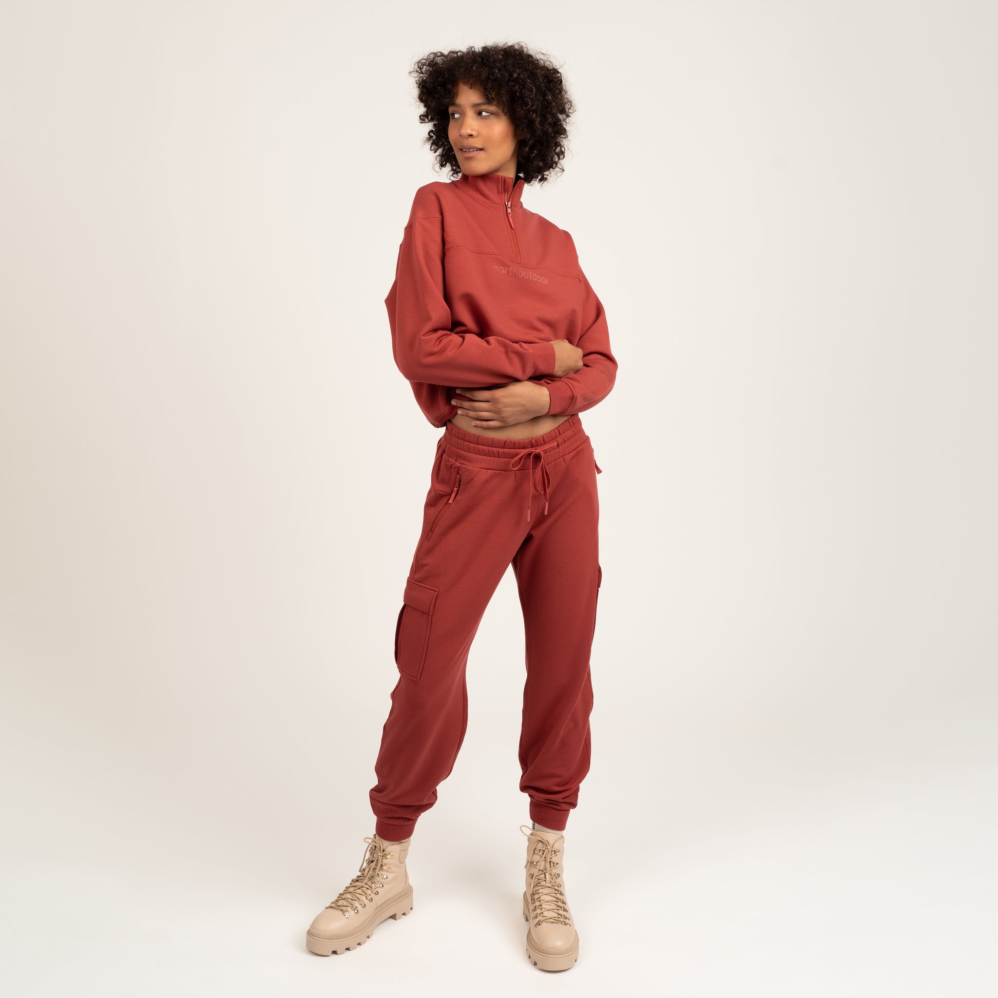 The model is 180 cm and wears size S.