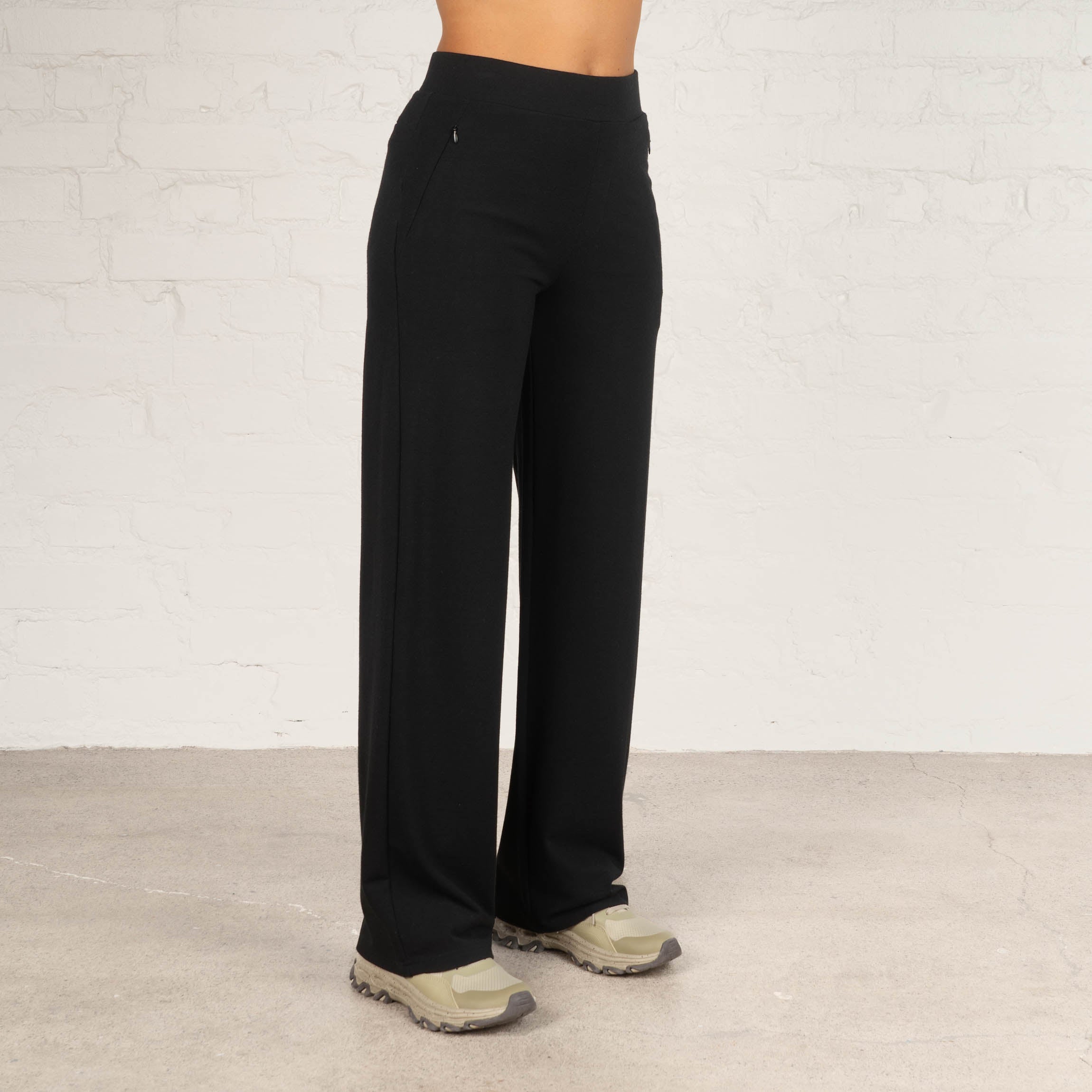 The model is 174 cm and wears size S / LONG