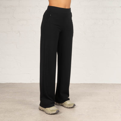 North Outdoor Pantalon en mérinos Alma W en couleur Noir, sans mulesing Laine mérinos. Conçu en Finlande. - Le mannequin mesure 174 cm et porte la taille S / LONG