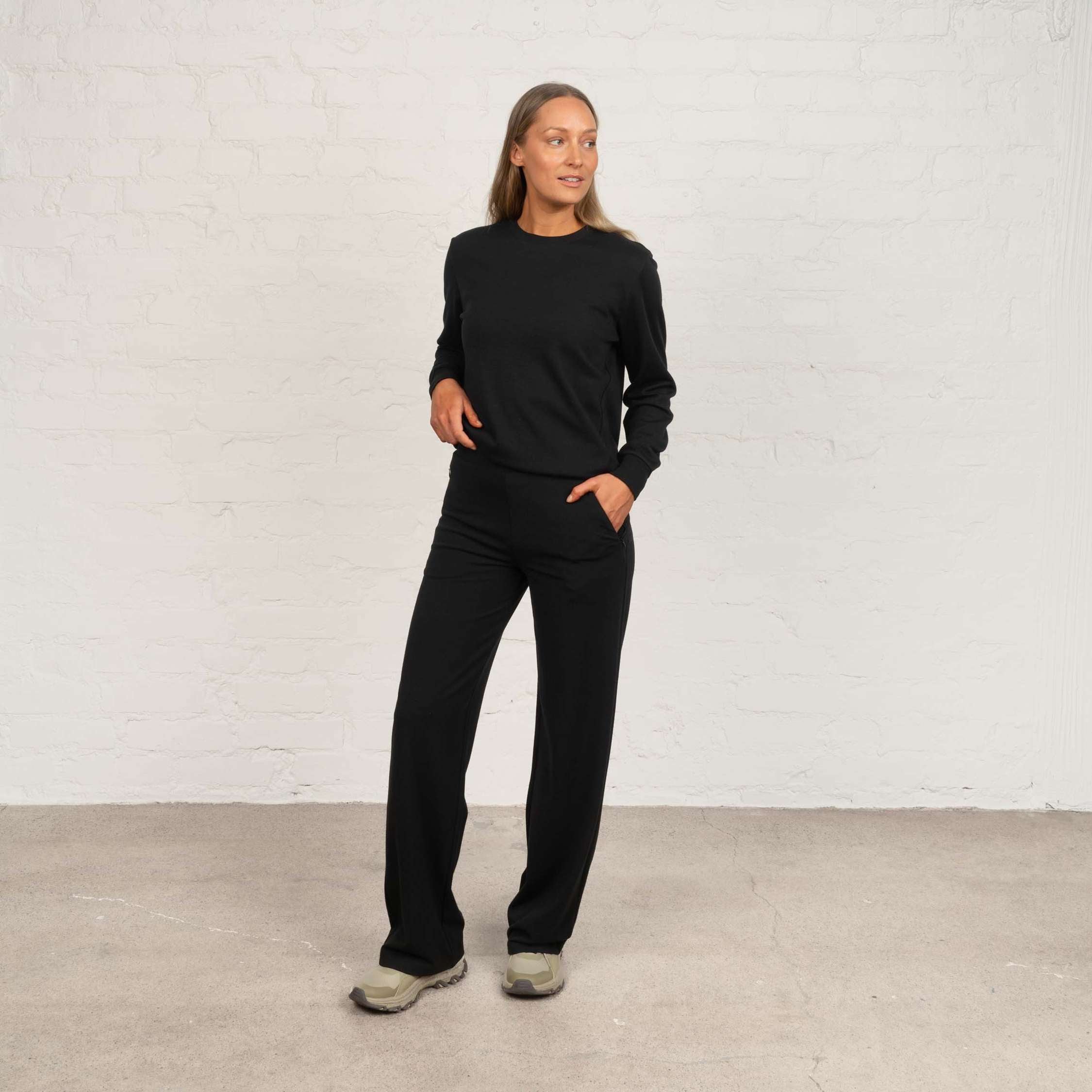 The model is 174 cm and wears size S / LONG