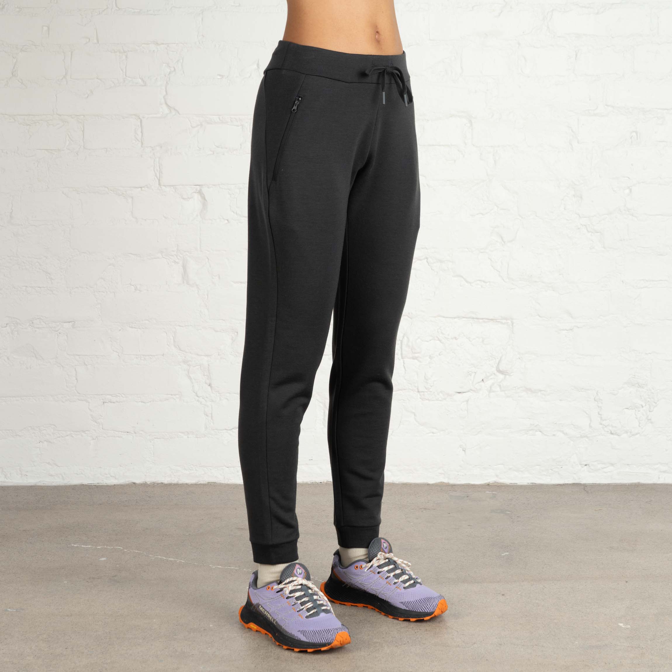 The model is 180 cm and wears size S.