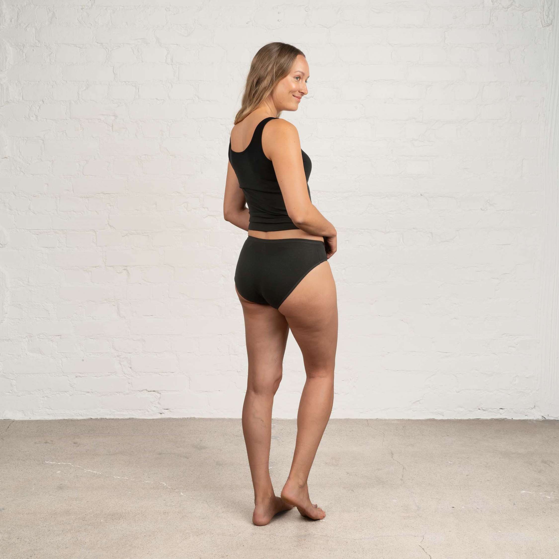 The model is 174 cm and wears size M.