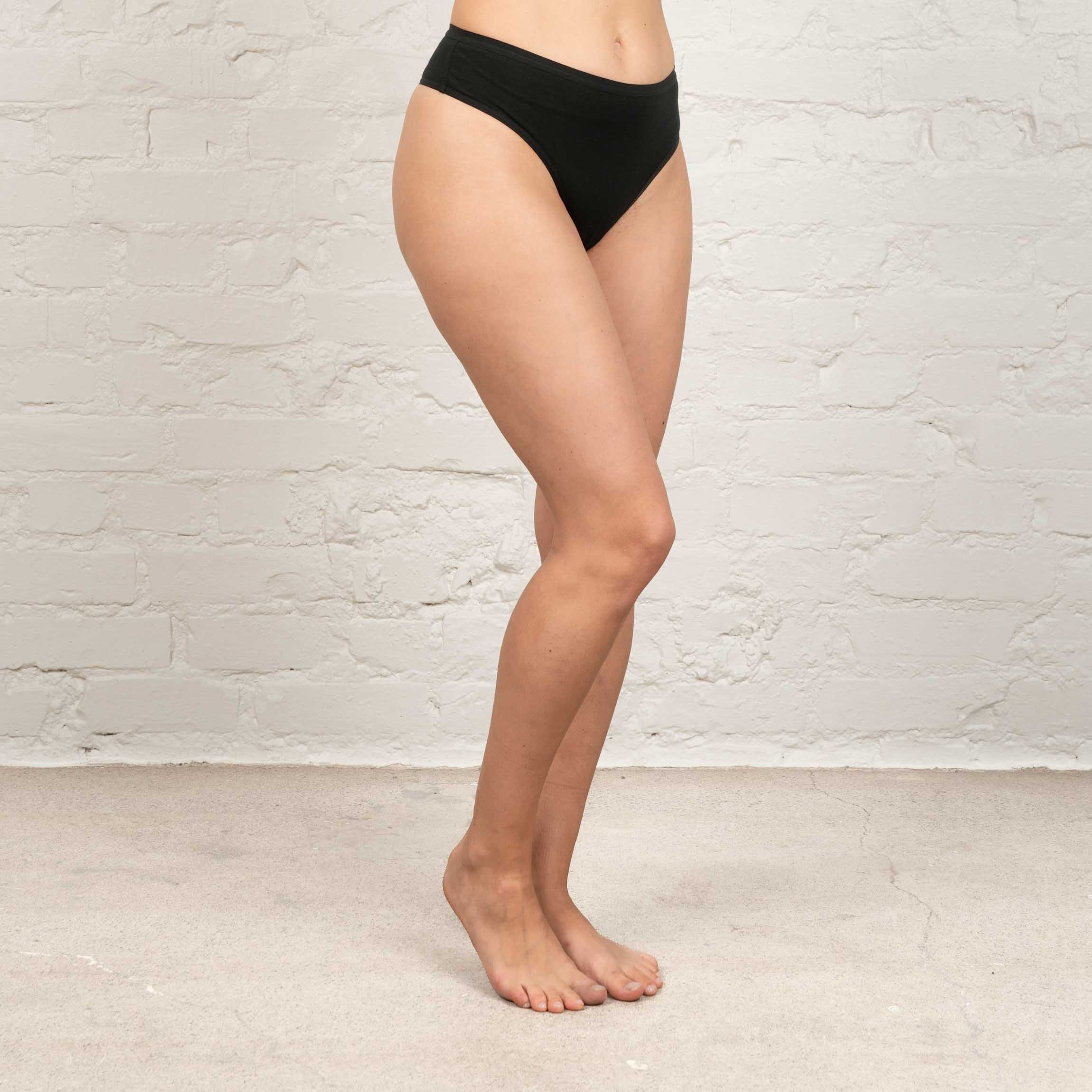 The model is 174 cm and wears size M.