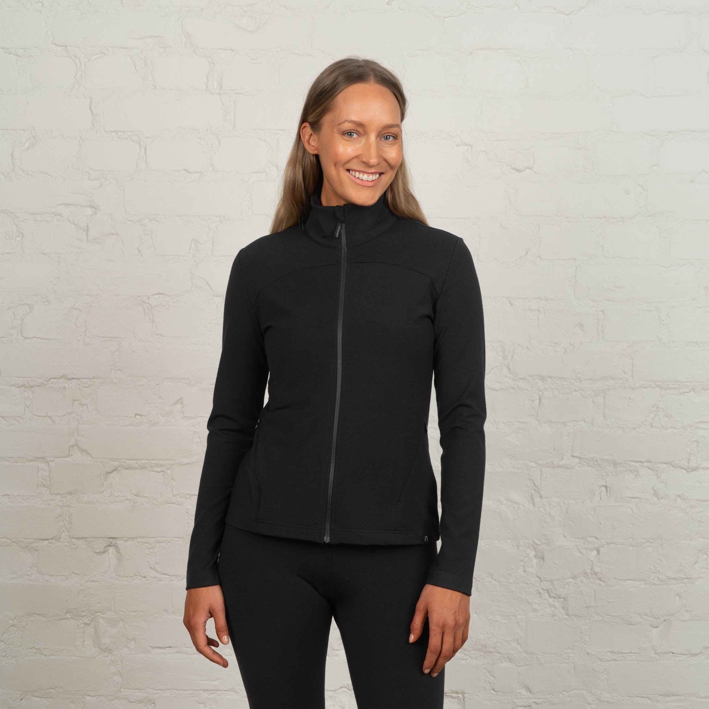 The model is 174 cm and wears size S.