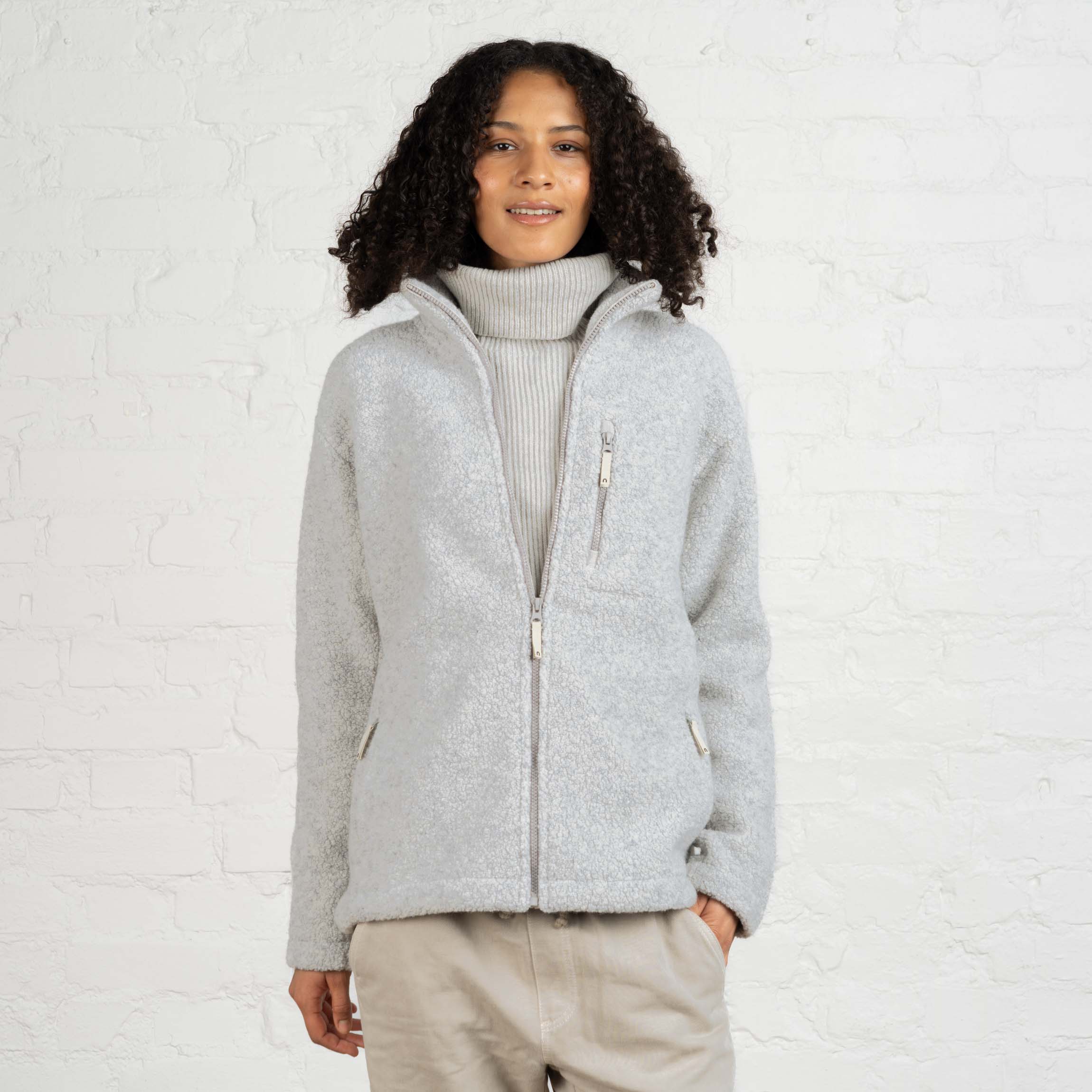 The model is 180 cm and wears size M.