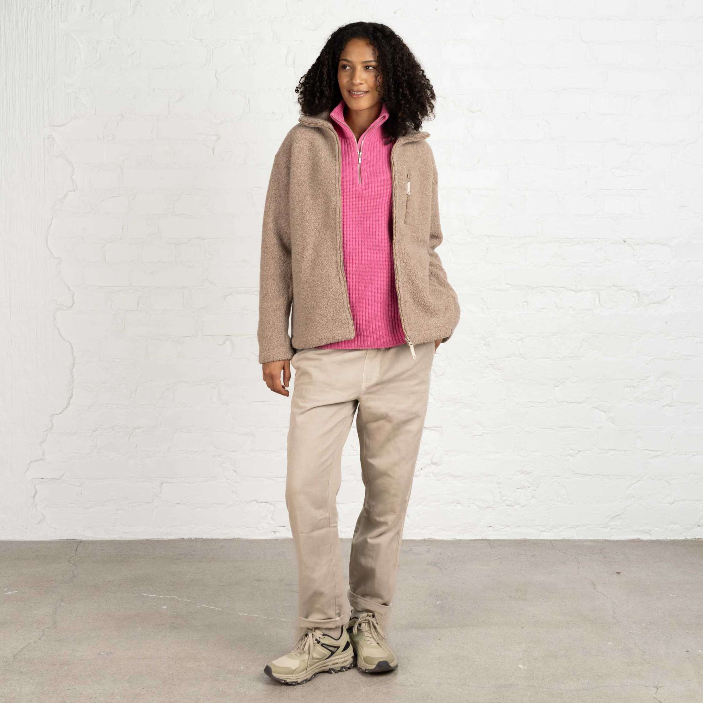 The model is 180 cm and wears size M.