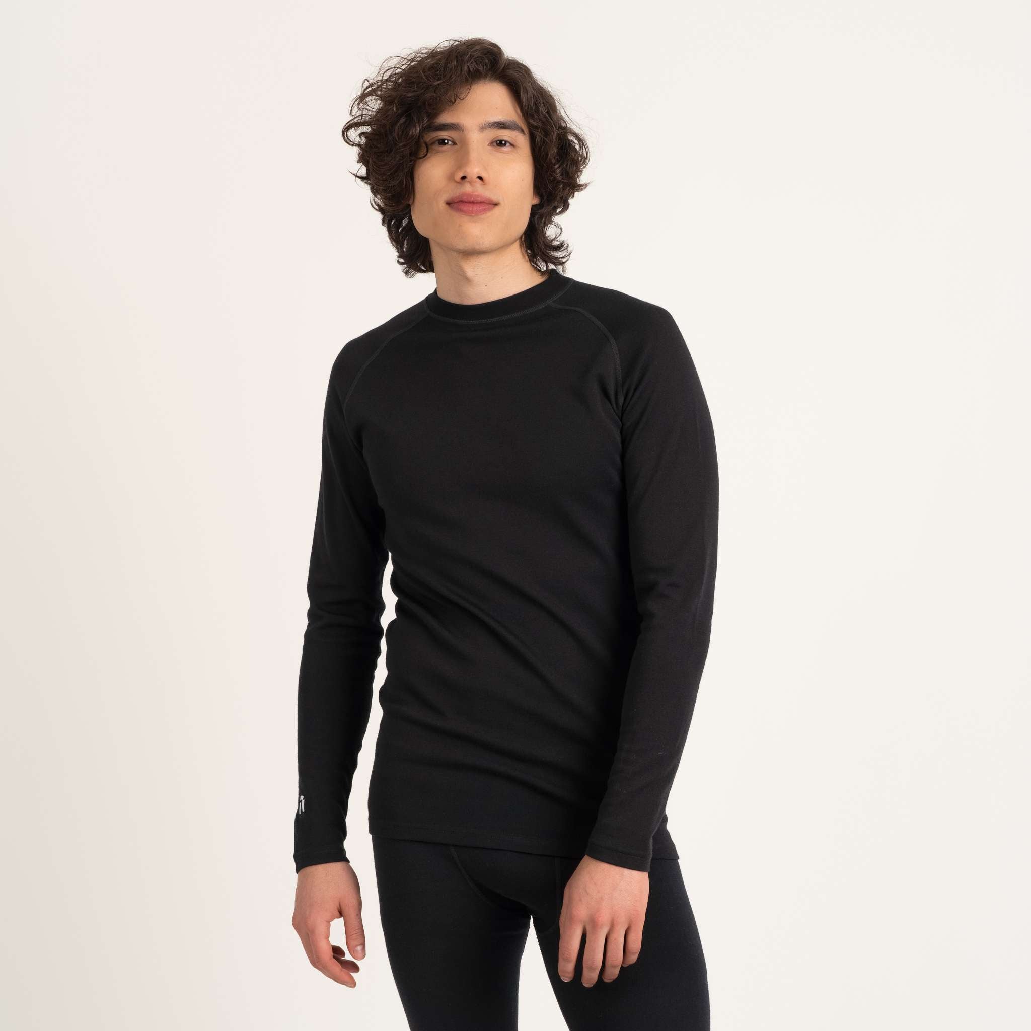 The model is 186 cm and wears size M.