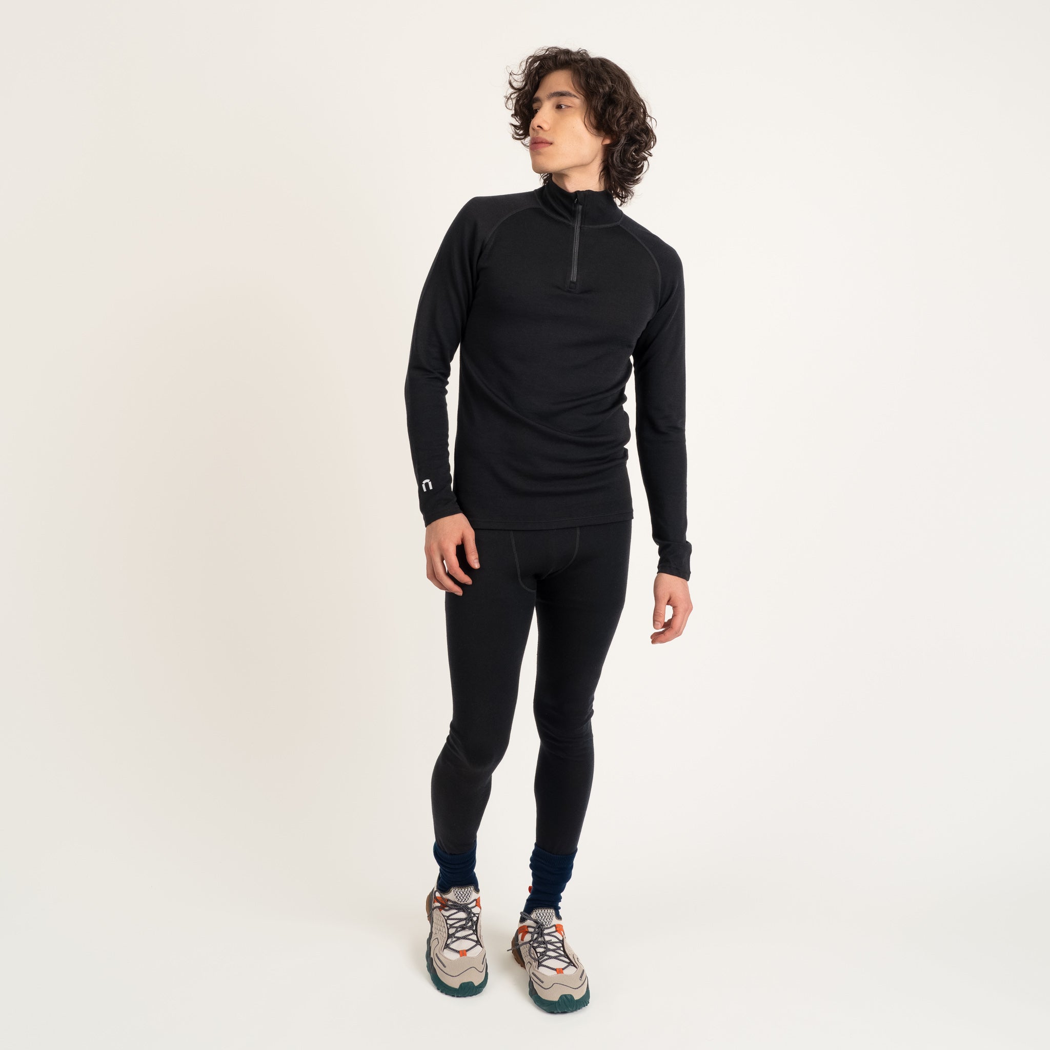 The model is 186 cm and wears size M.