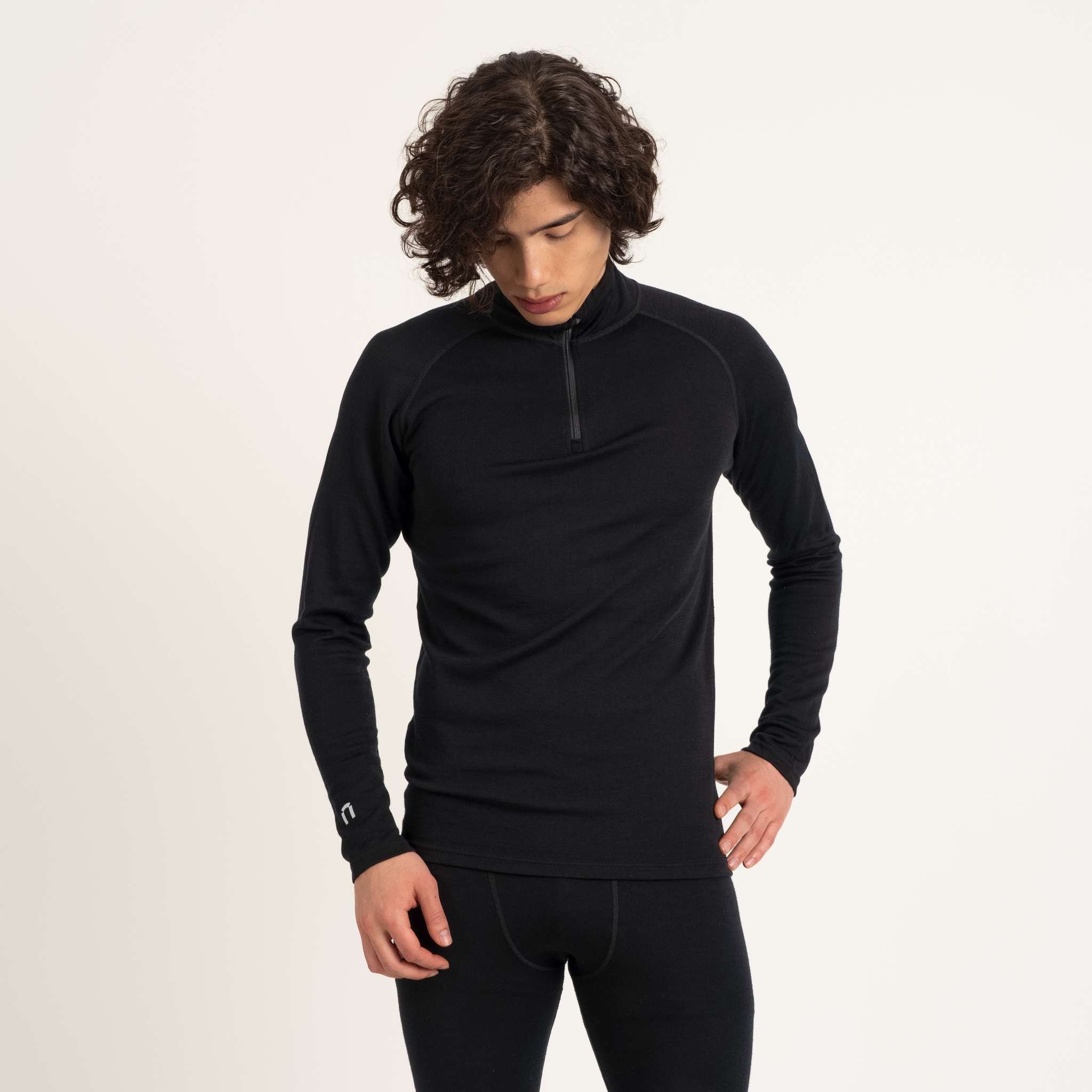 The model is 186 cm and wears size M.