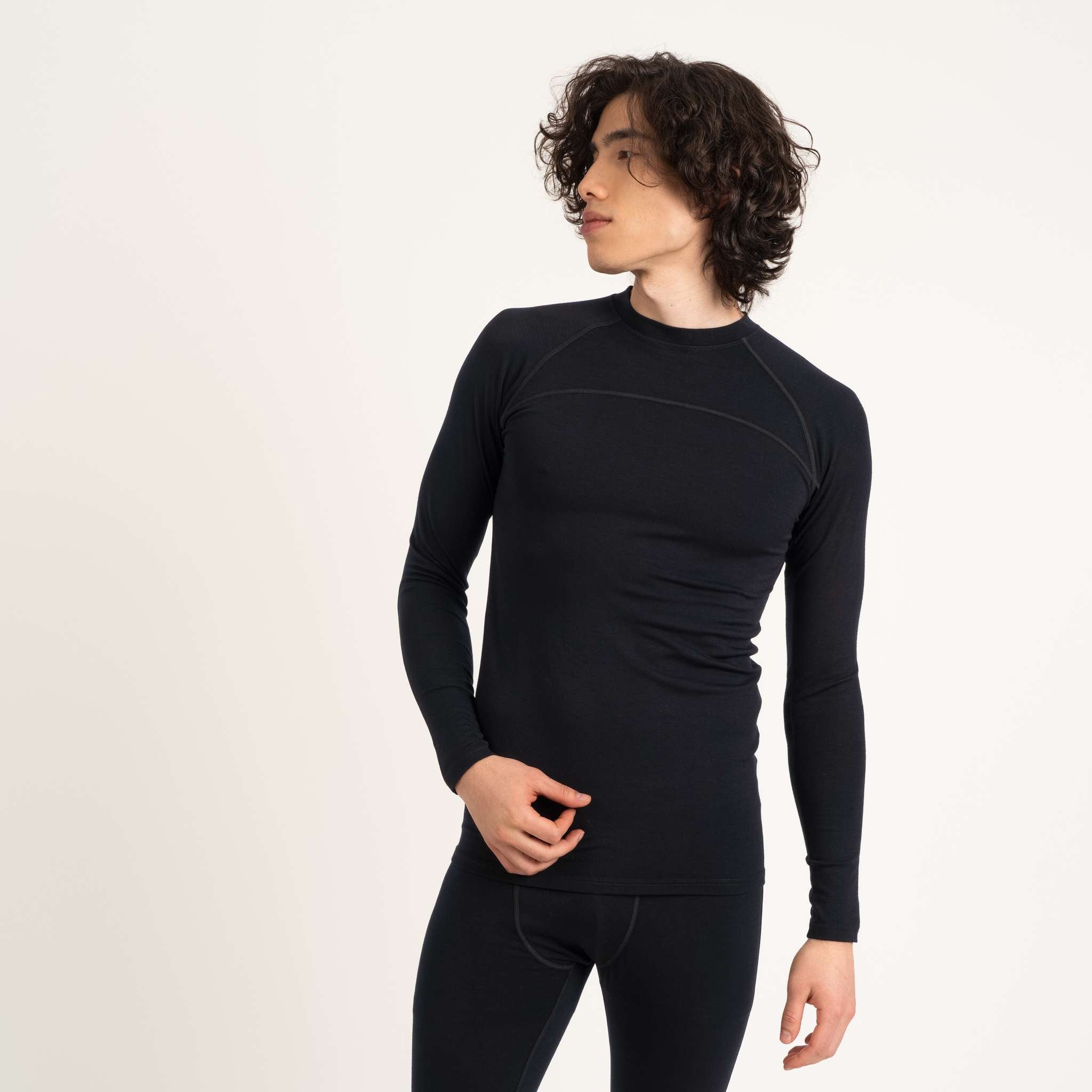 The model is 186 cm tall and wears size M