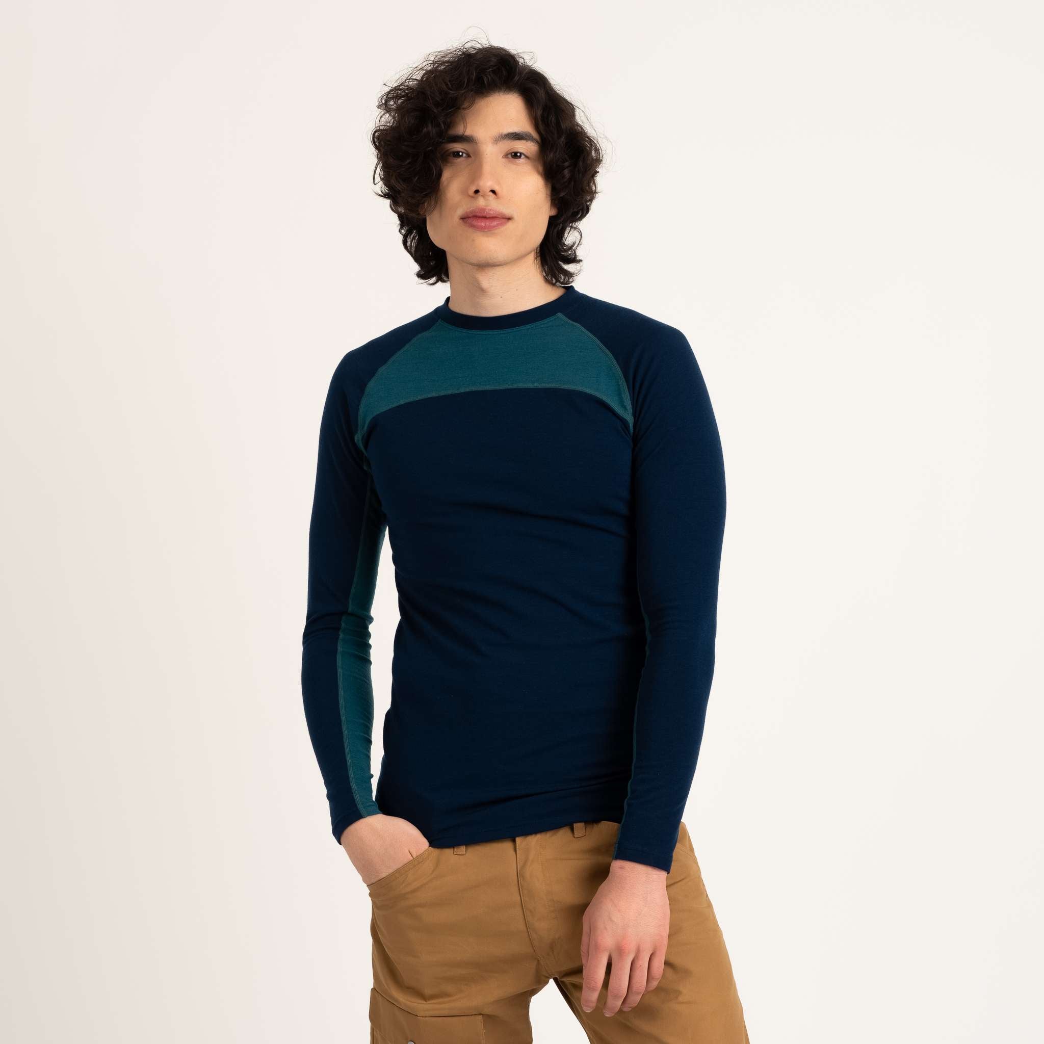 The model is 186 cm and wears size M.