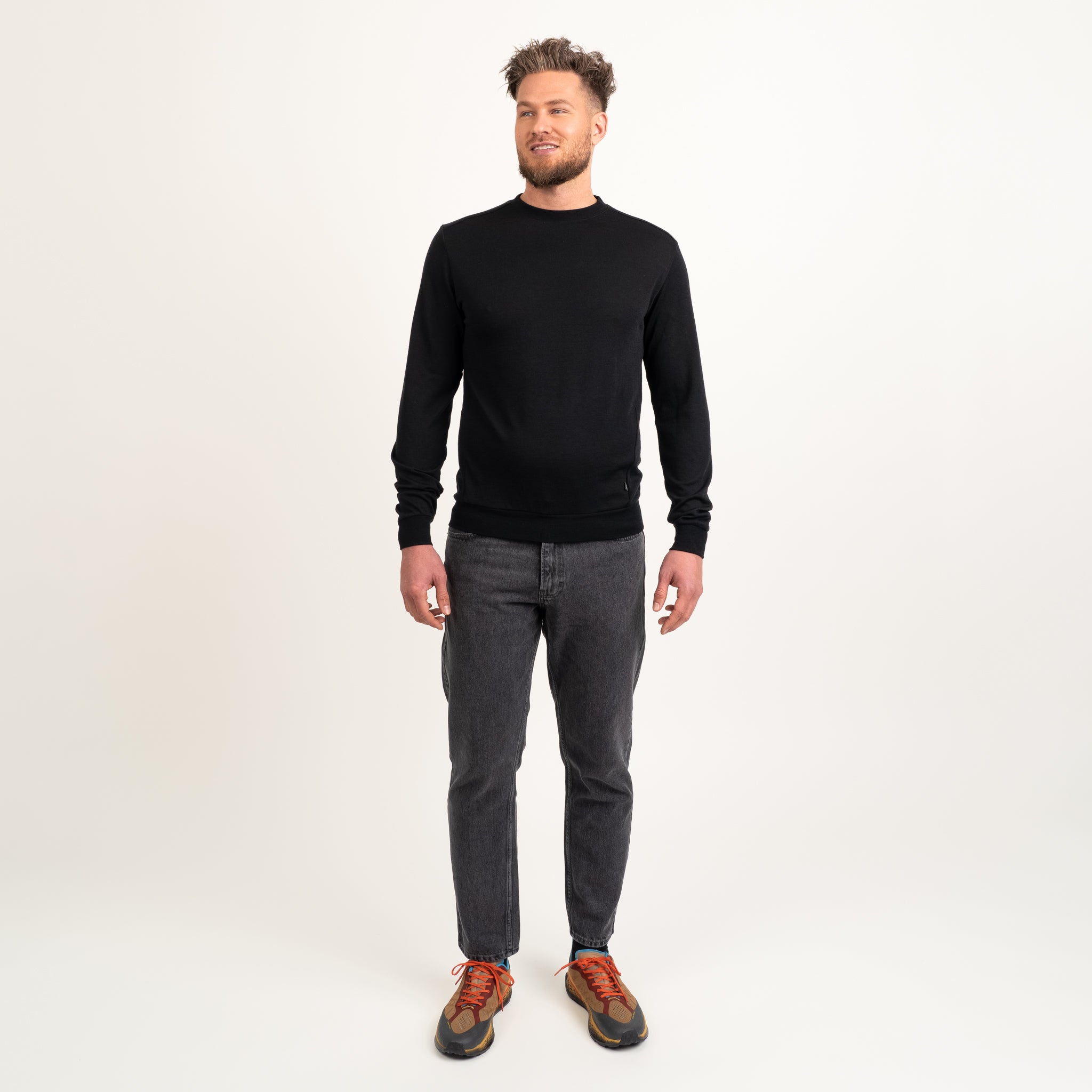 The model is 189 cm and wears size L.