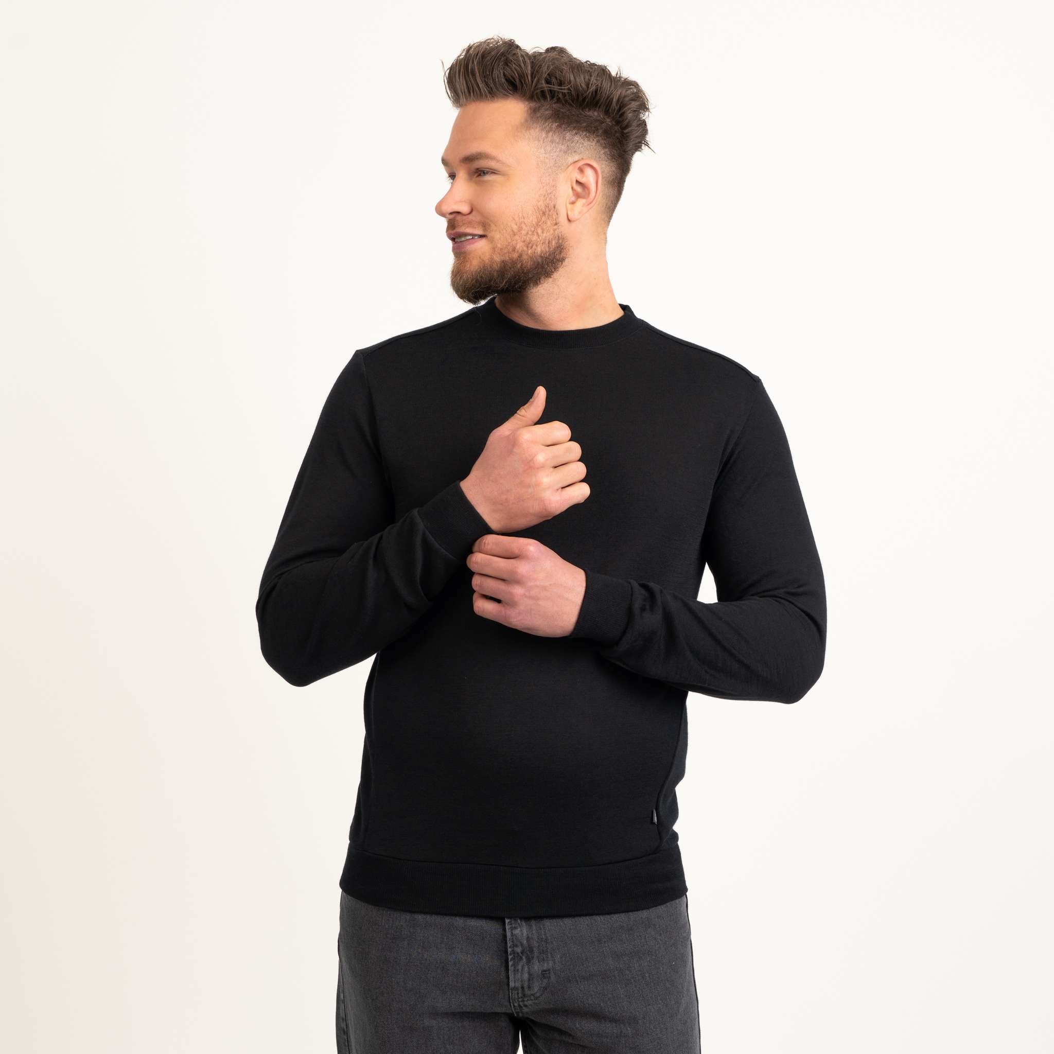 The model is 189 cm and wears size L.