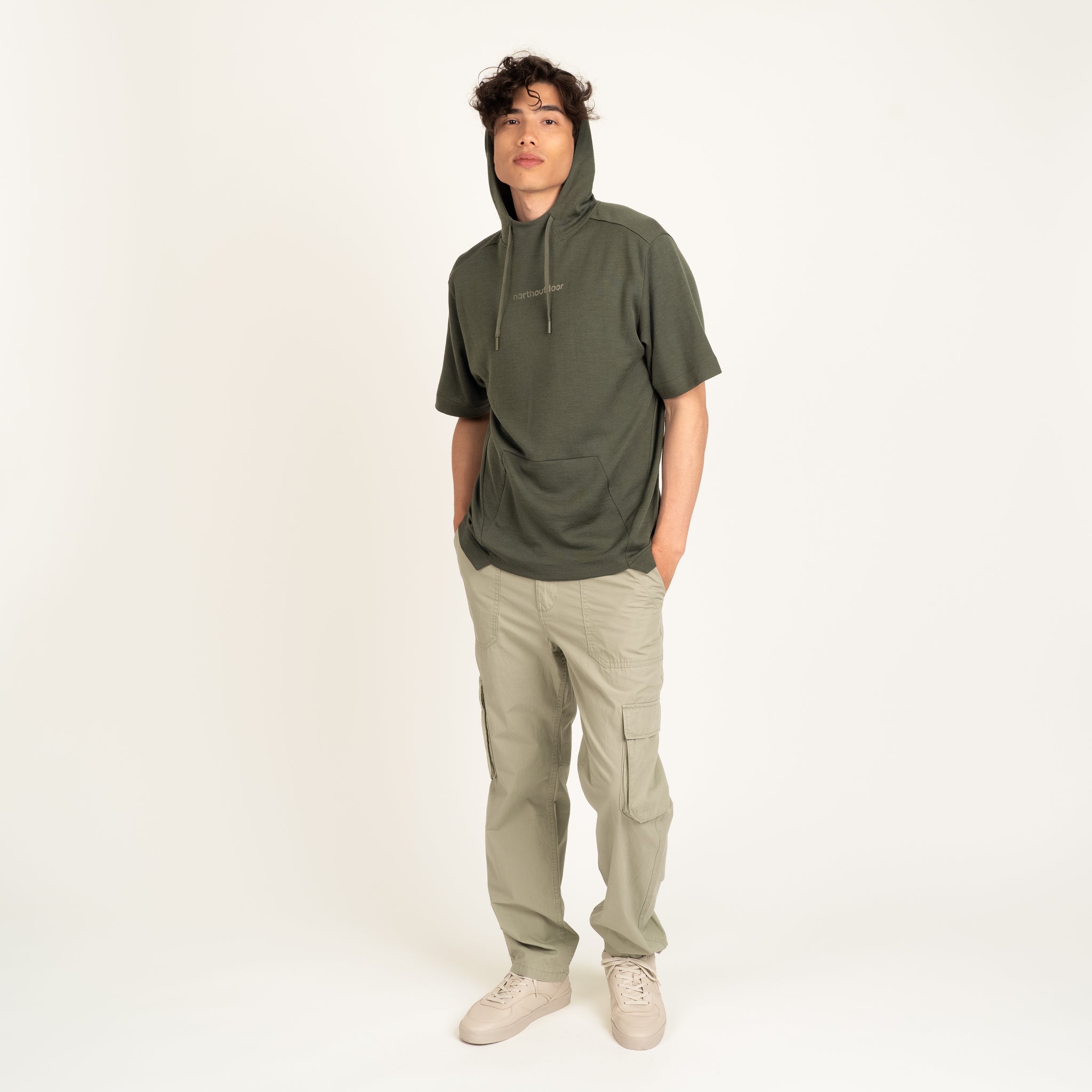 The model is 185 cm and wears size L.