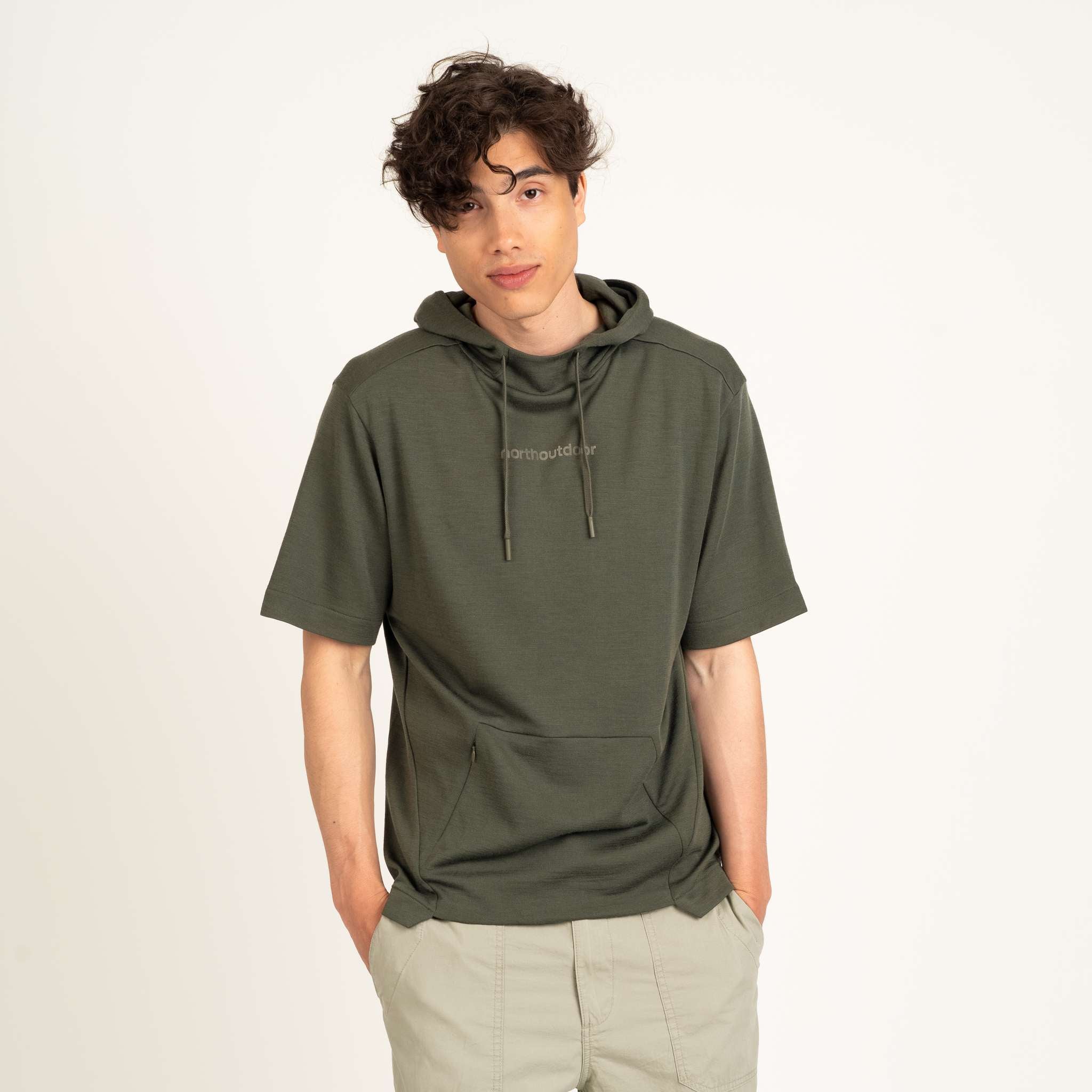 The model is 185 cm and wears size L.