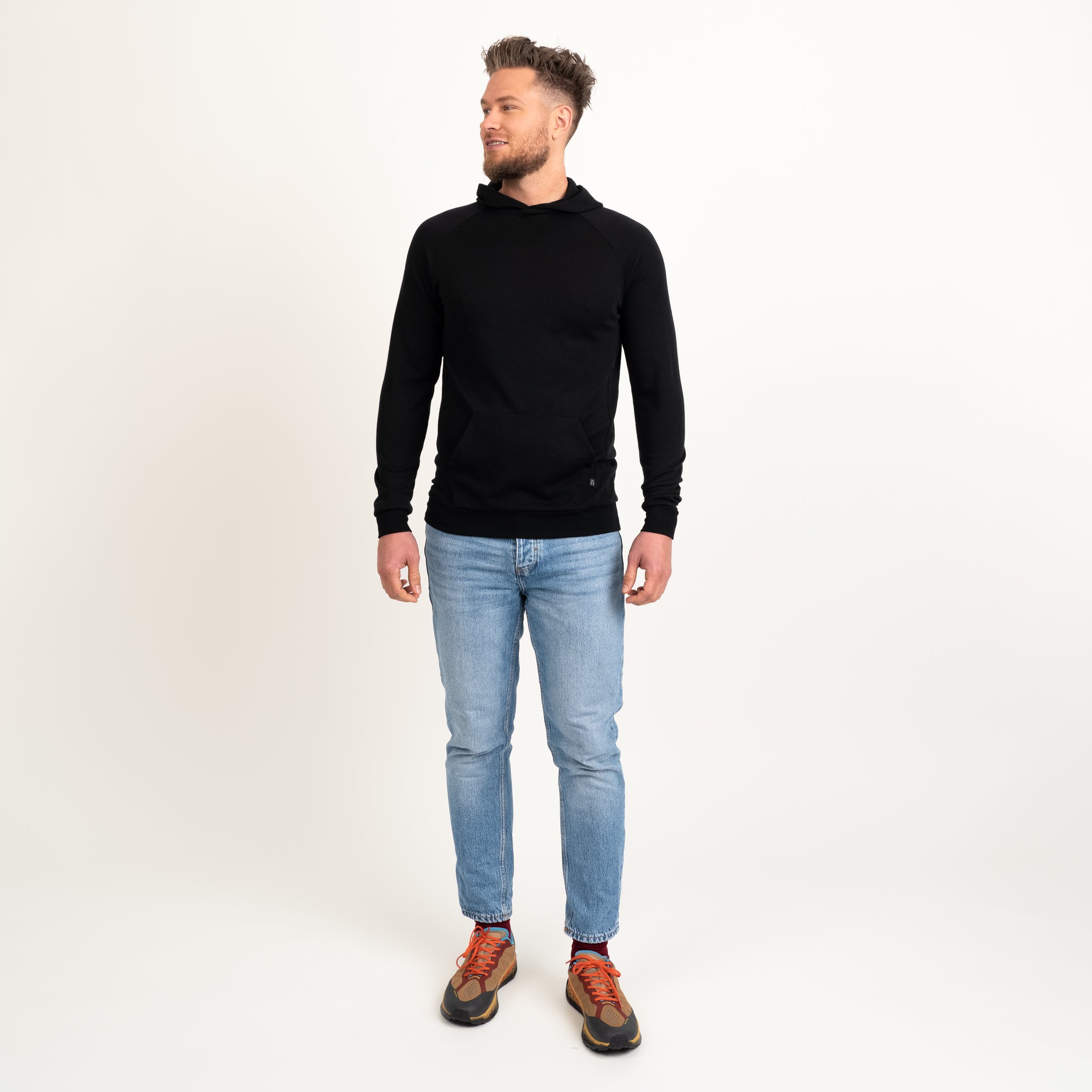 The model is 189 cm and wears size L.