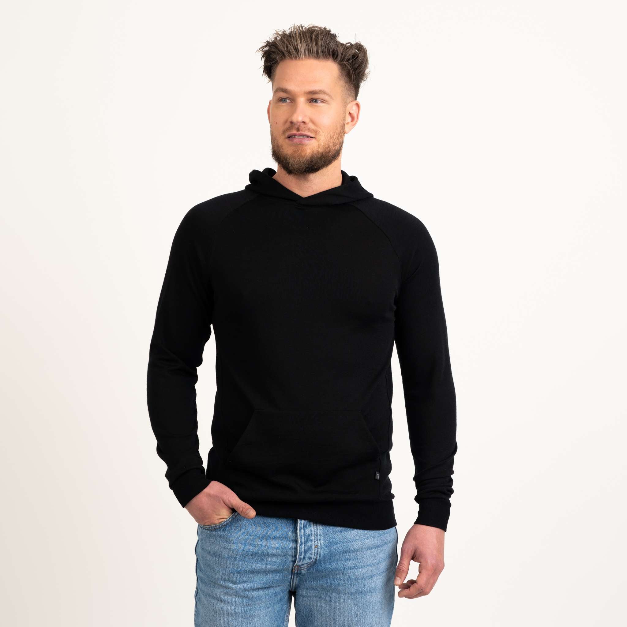 The model is 189 cm and wears size L.