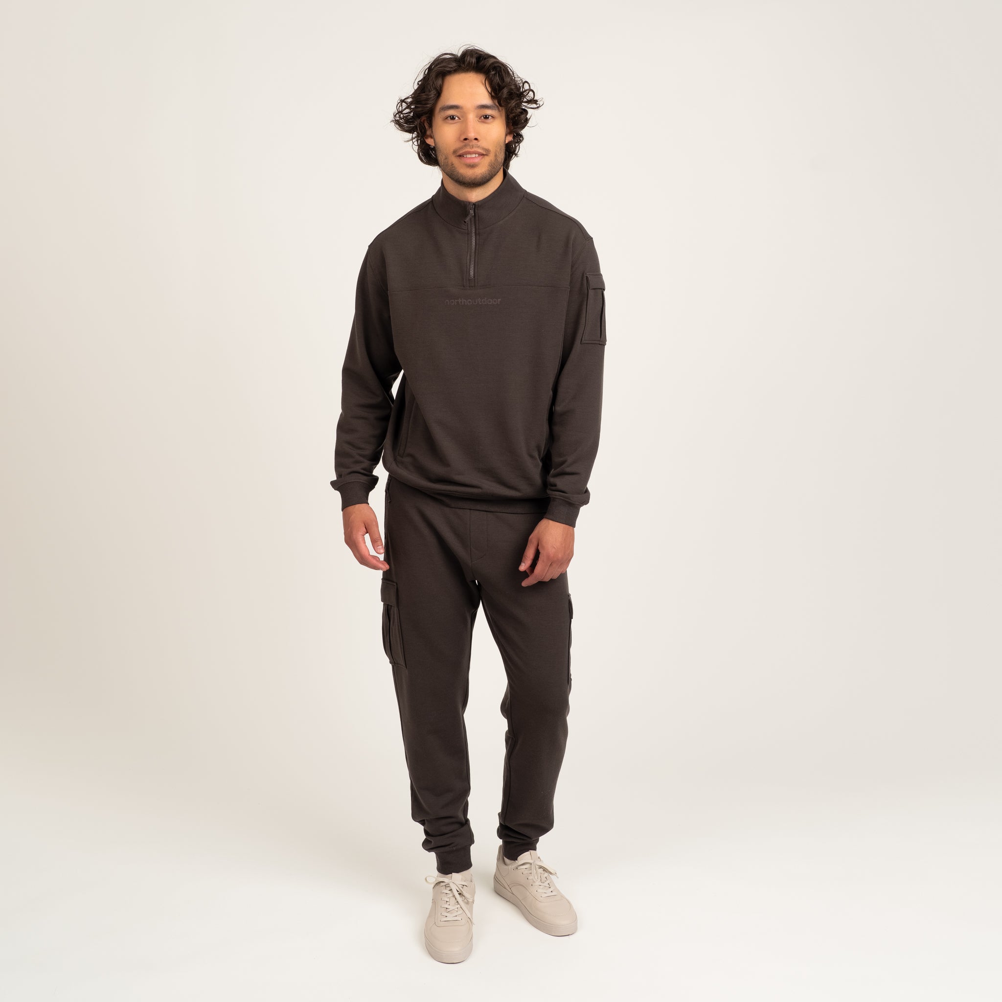 The model is 187 cm and wears size L.