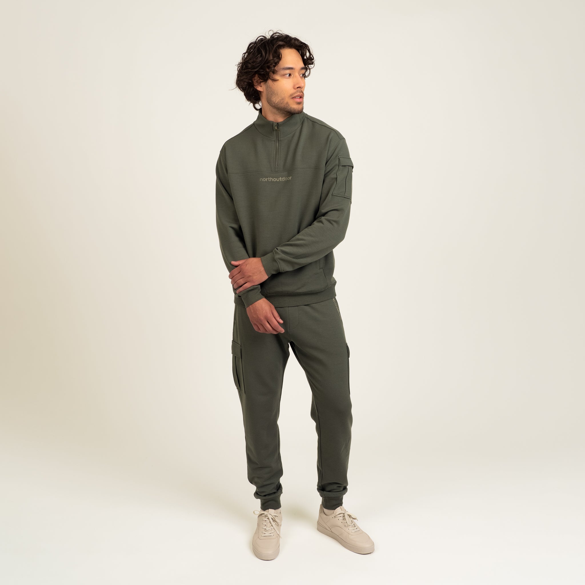 The model is 187 cm and wears size L.