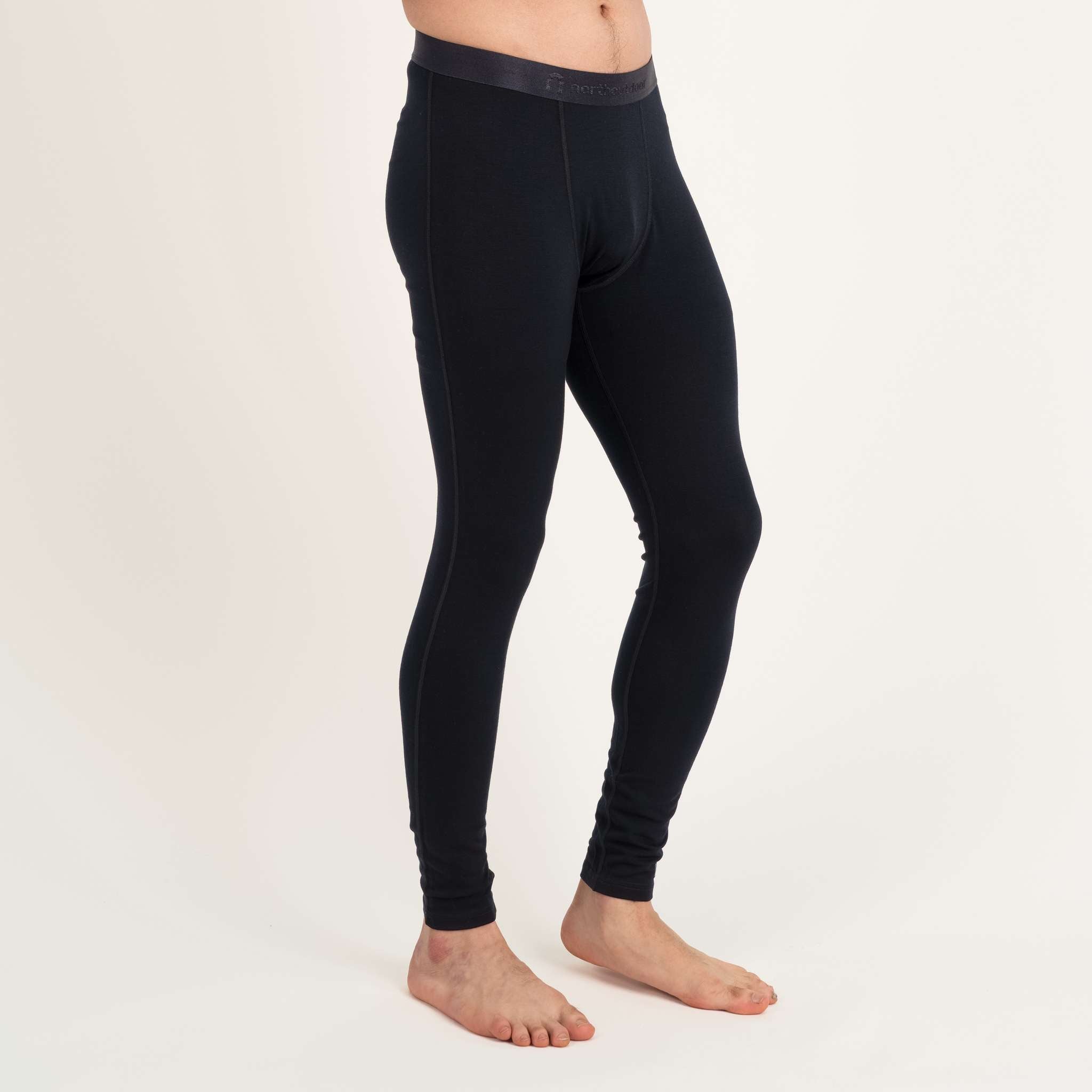 The model is 186 cm tall and wears size M