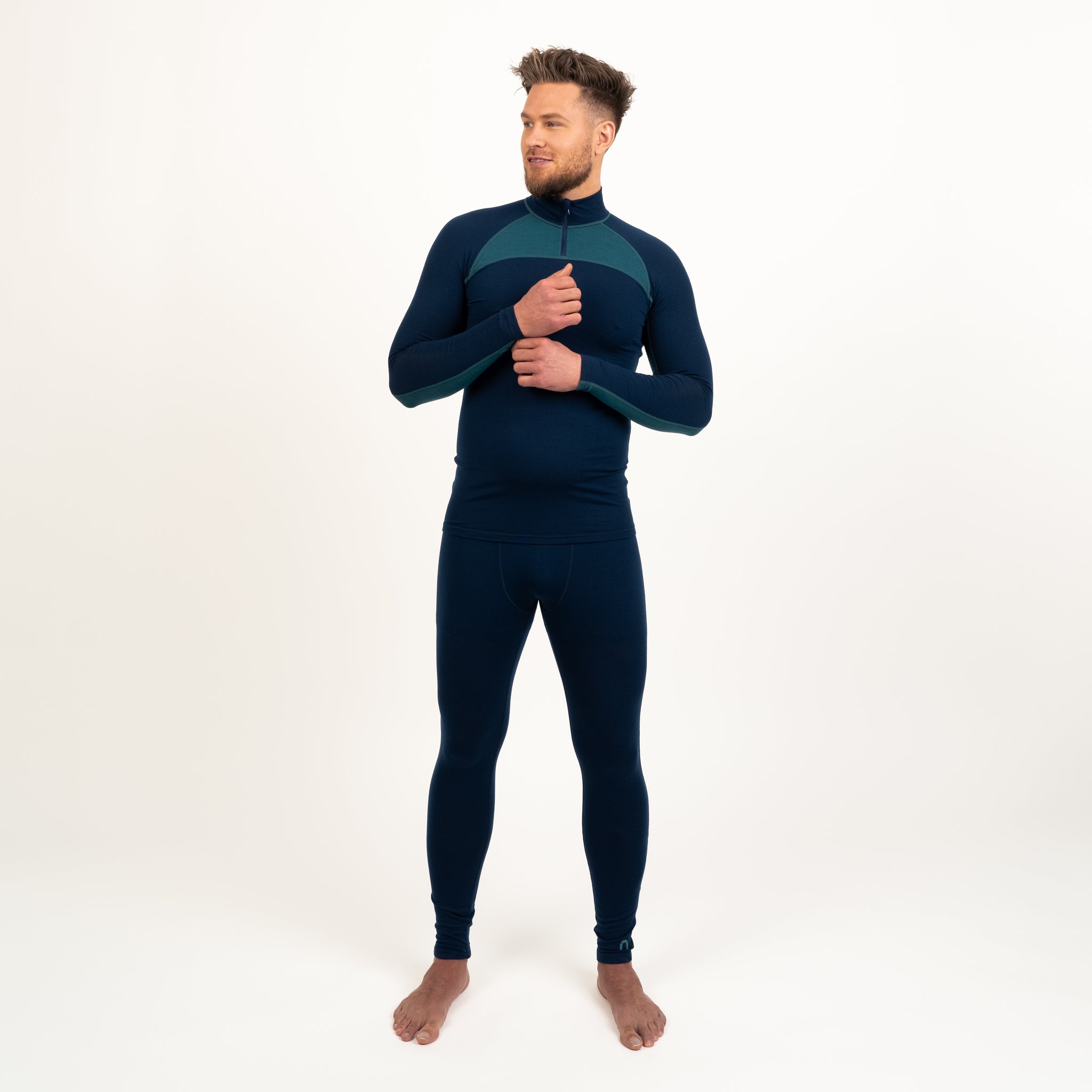 The model is 189 cm and wears size L.