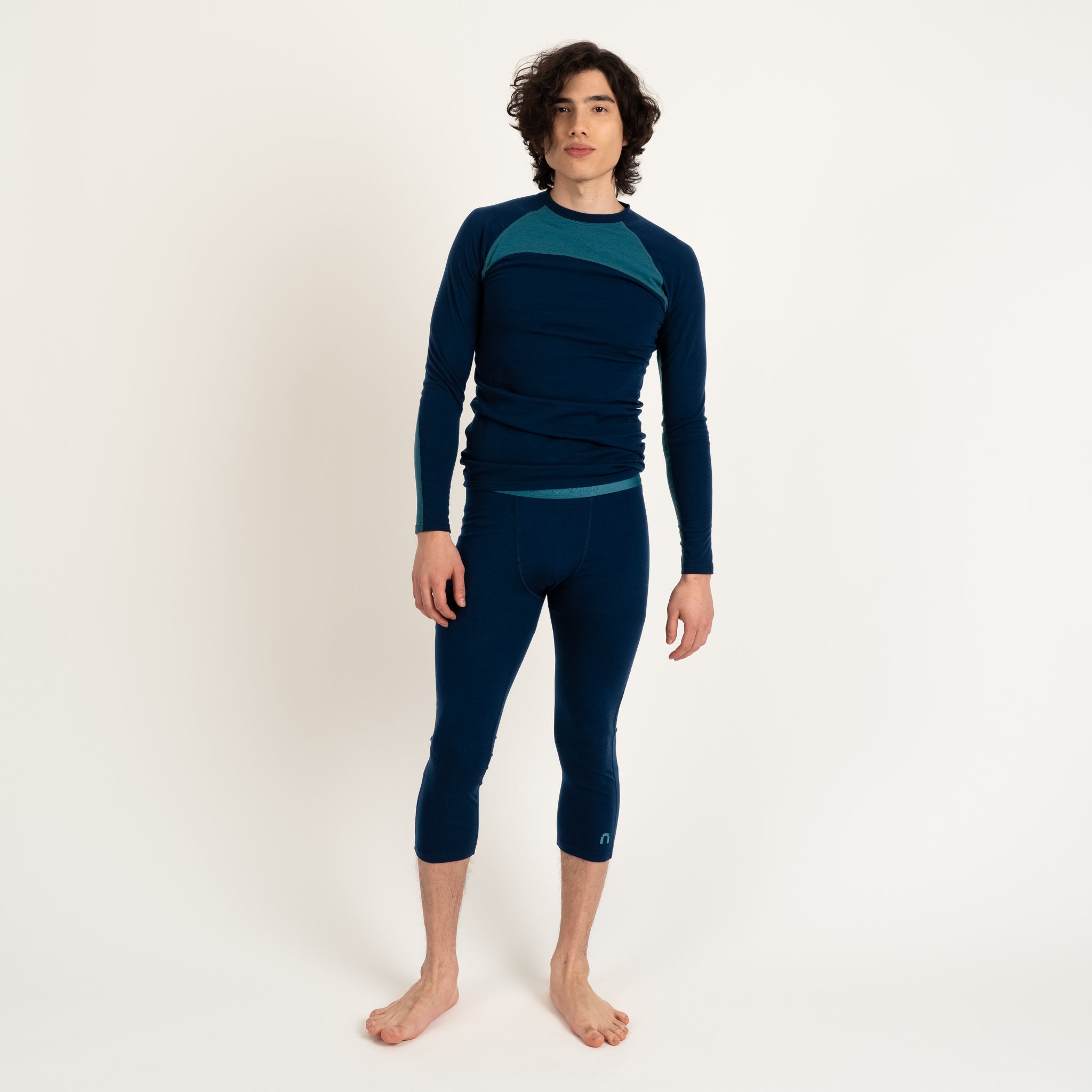 The model is 186 cm and wears size M.