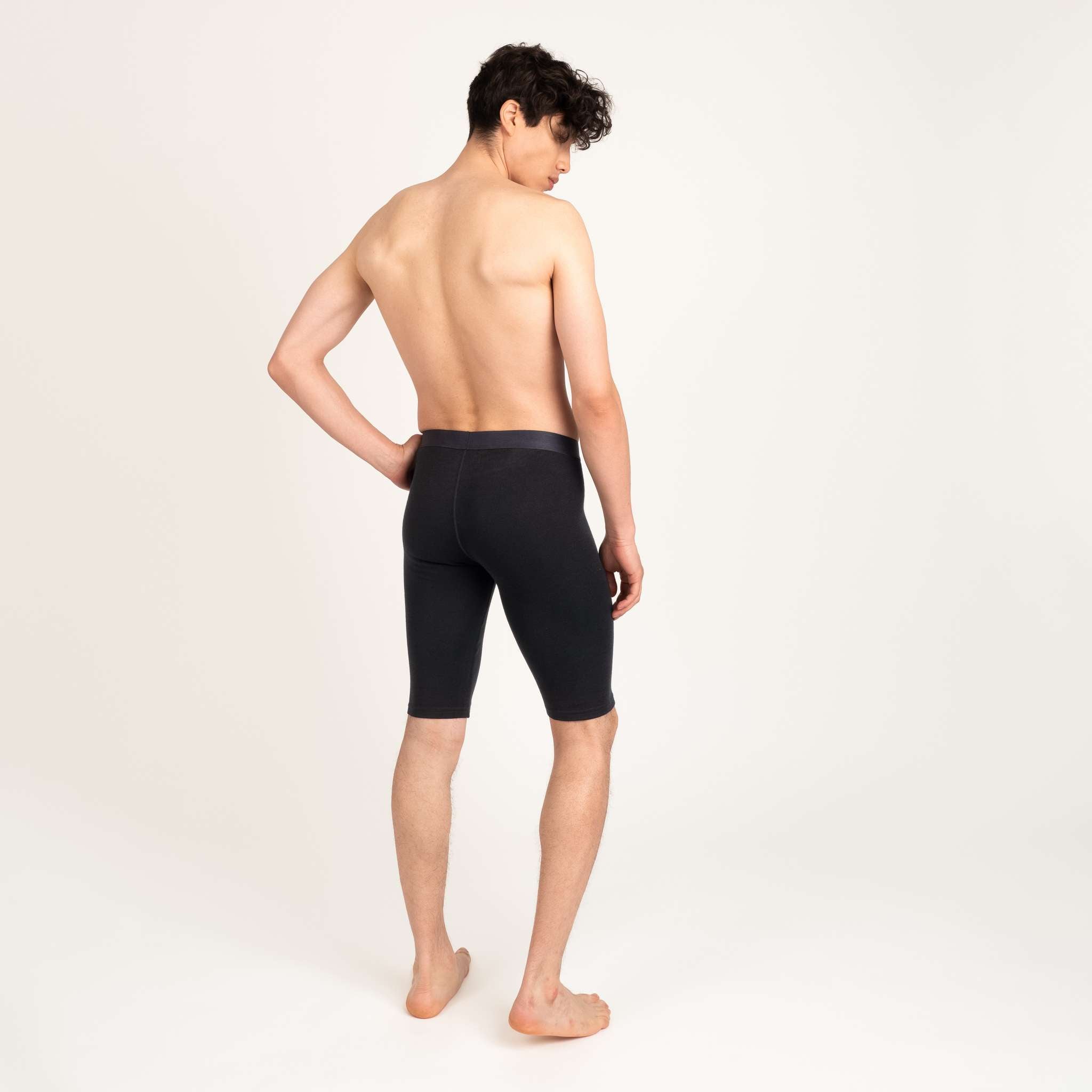 The model is 186 cm and wears size M.