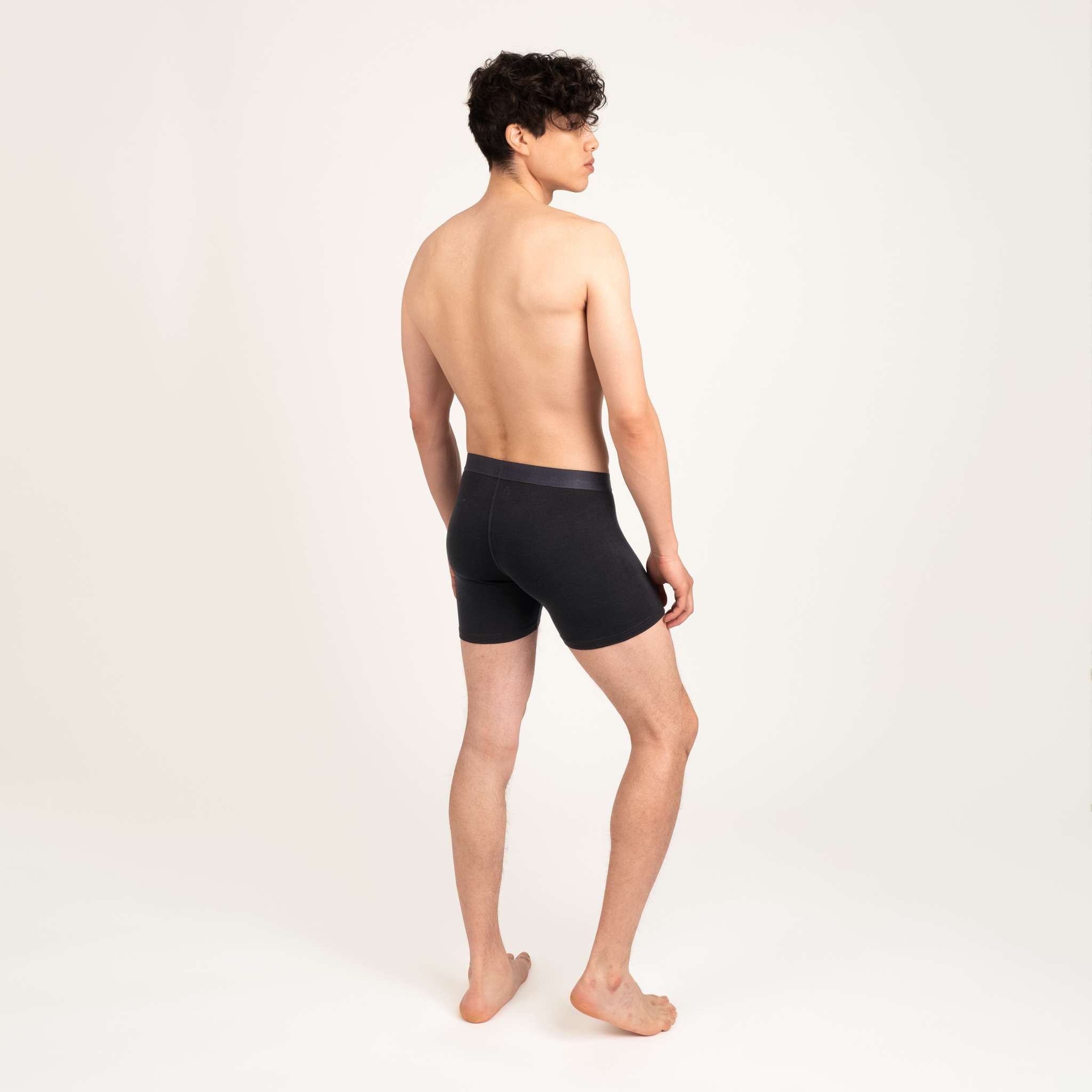 The model is 186 cm and wears size M.