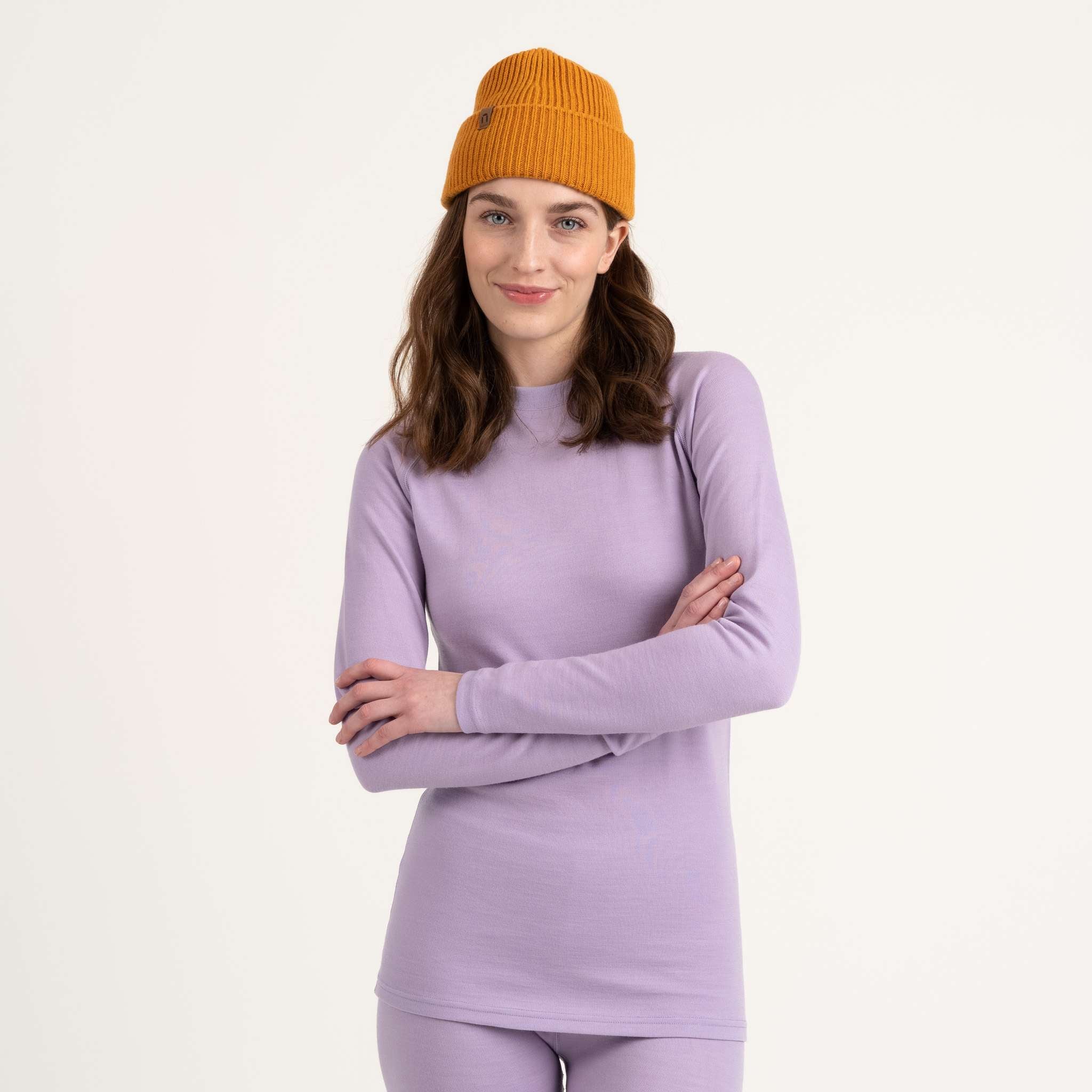 North Outdoor Maglia in merino Sensitive 225 da donna come strato base nel colore lavanda, mulesing-free Lana merino. Progettata in Finlandia. Perfetta per il layering tecnico. - La modella è alta 175 cm e indossa la taglia S