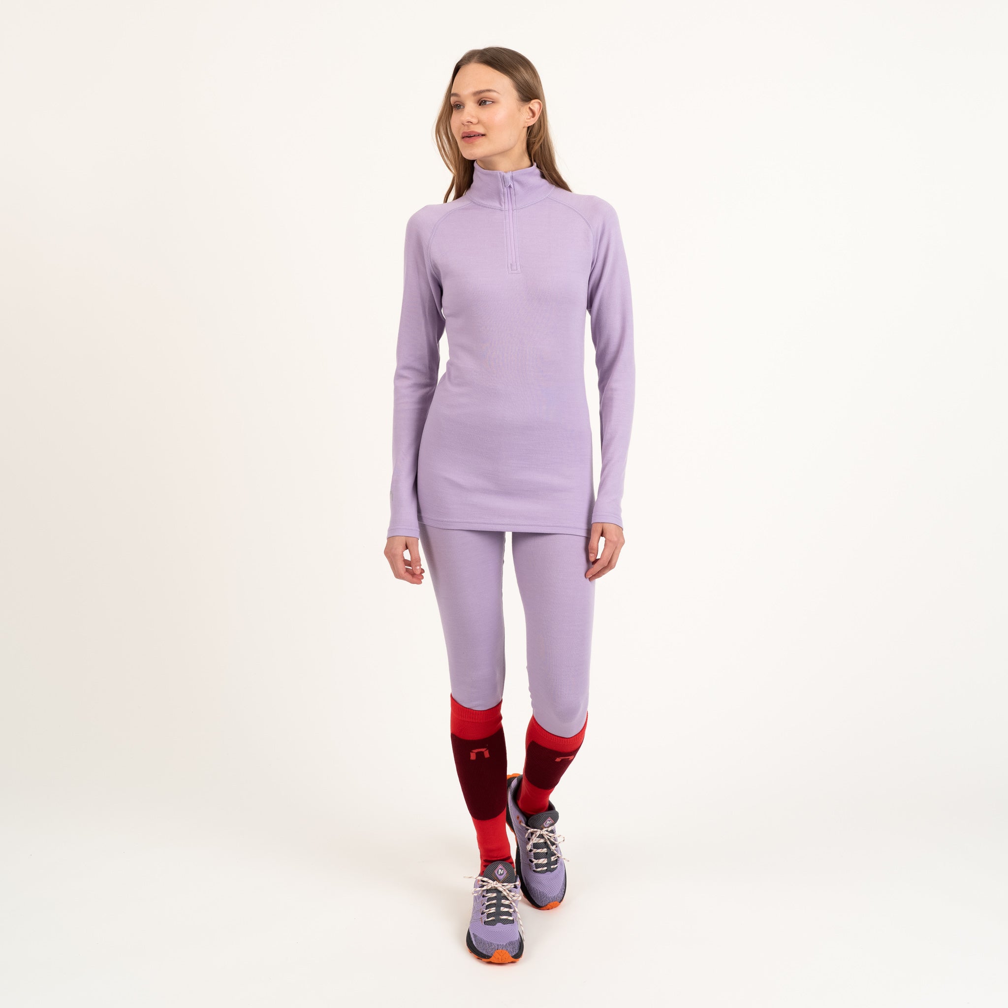 North Outdoor Sensitive 225 naisten aluskerroksen merino vetoketjupoolo värissä laventeli, mulesing-vapaa merinovilla. Suunniteltu Suomessa. Täydellinen tekniseen kerrospukeutumiseen. - Malli on 175 cm ja käyttää kokoa S