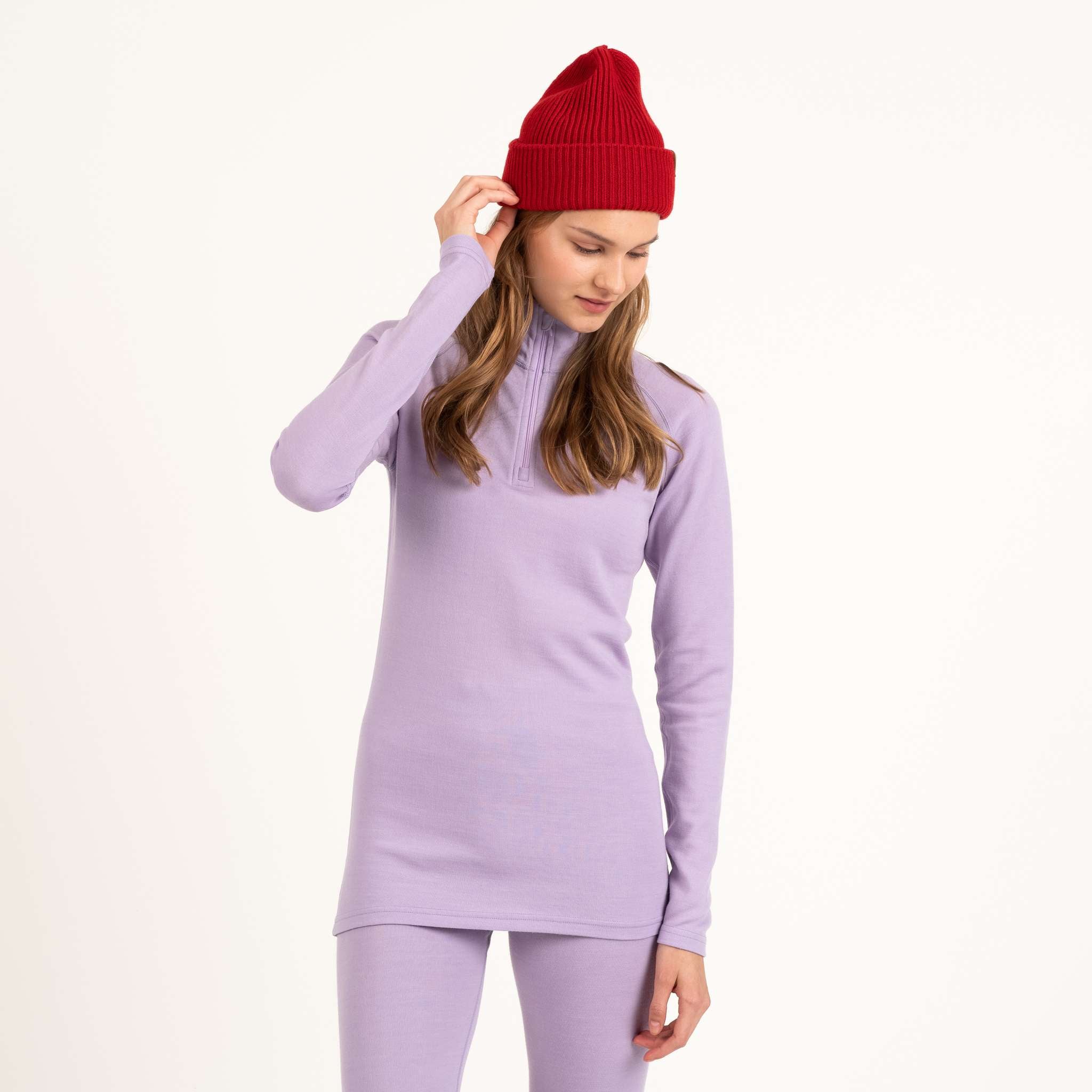 North Outdoor Sensitive 225 naisten aluskerroksen merino vetoketjupoolo värissä laventeli, mulesing-vapaa merinovilla. Suunniteltu Suomessa. Täydellinen tekniseen kerrospukeutumiseen. - Malli on 175 cm ja käyttää kokoa S
