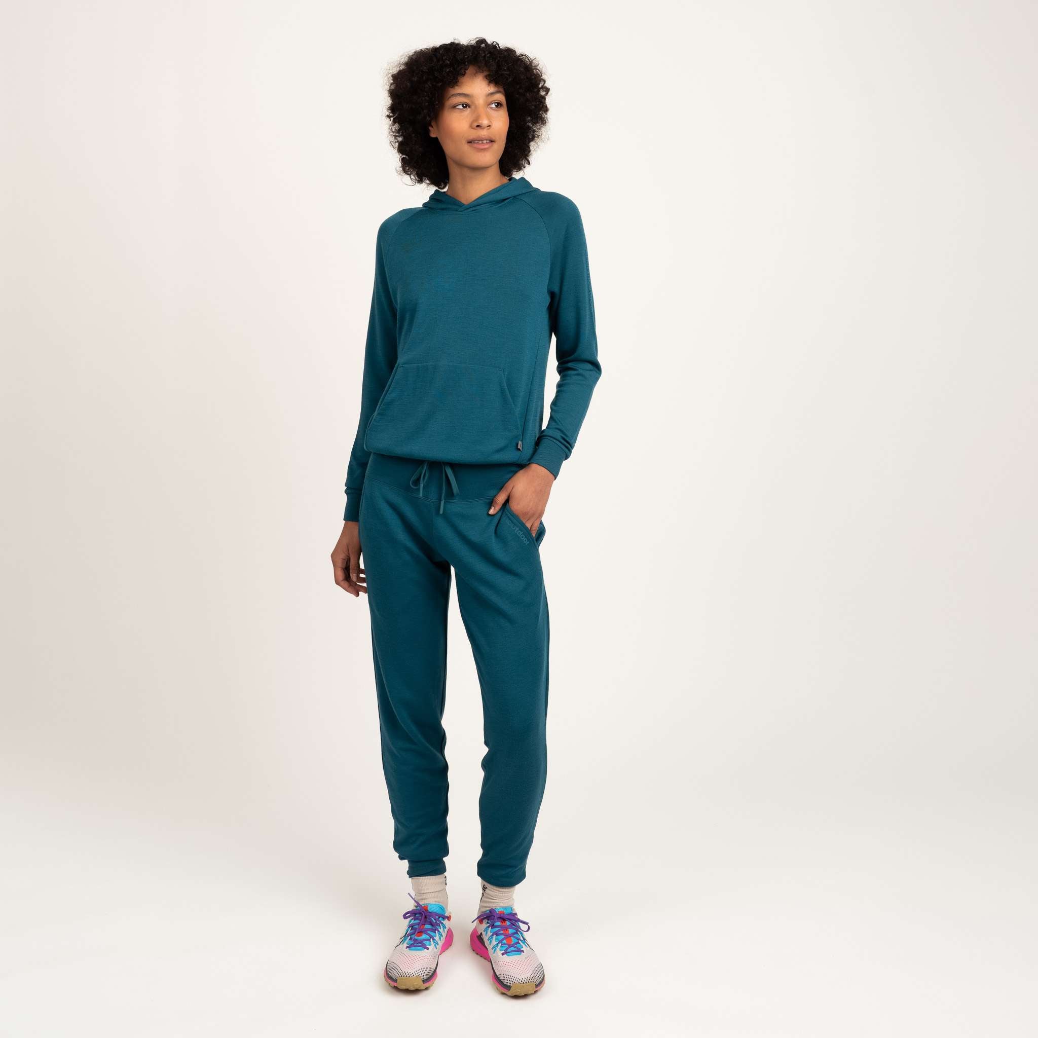 The model is 180 cm and wears size S.