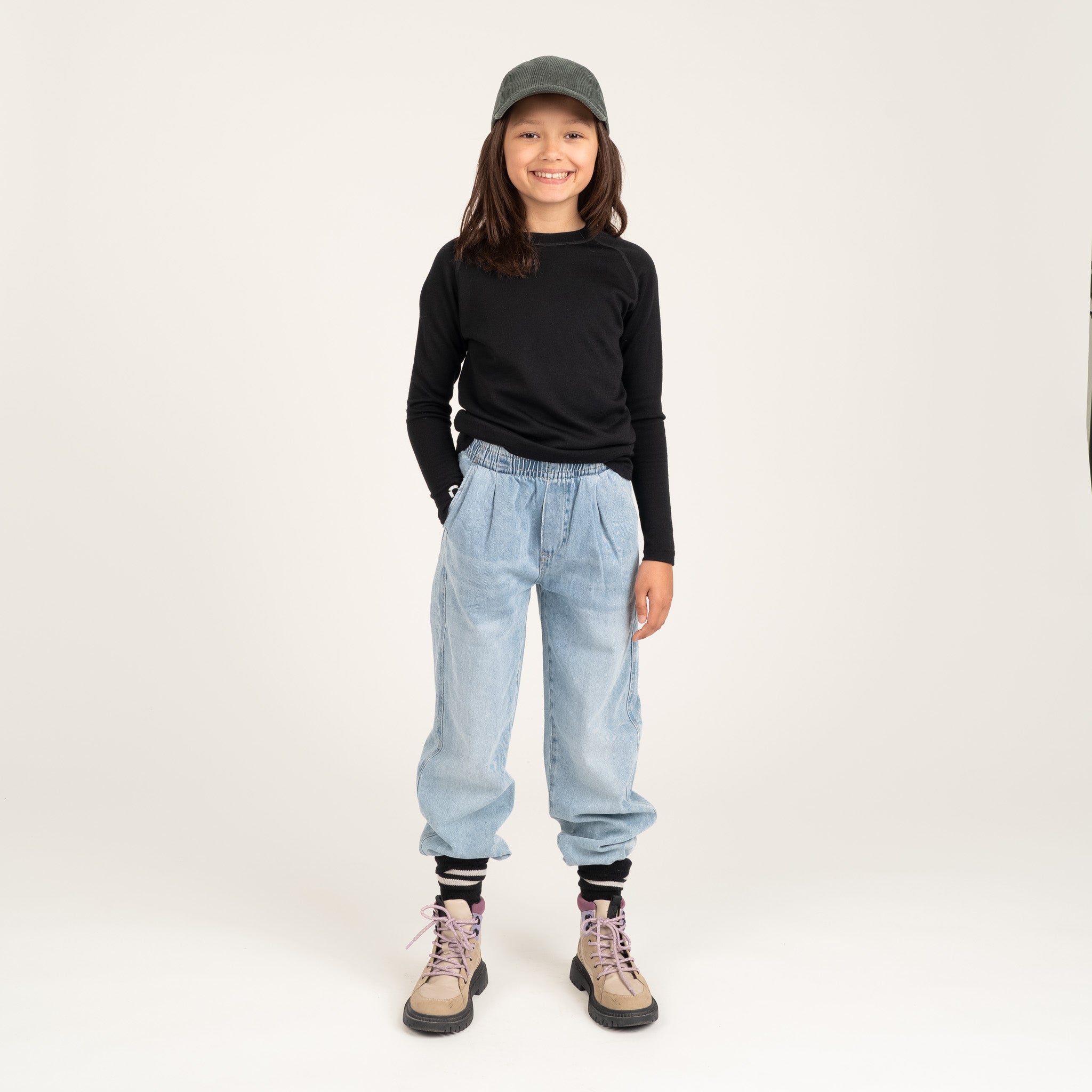 The model is 140 cm tall and wears size 134-140.