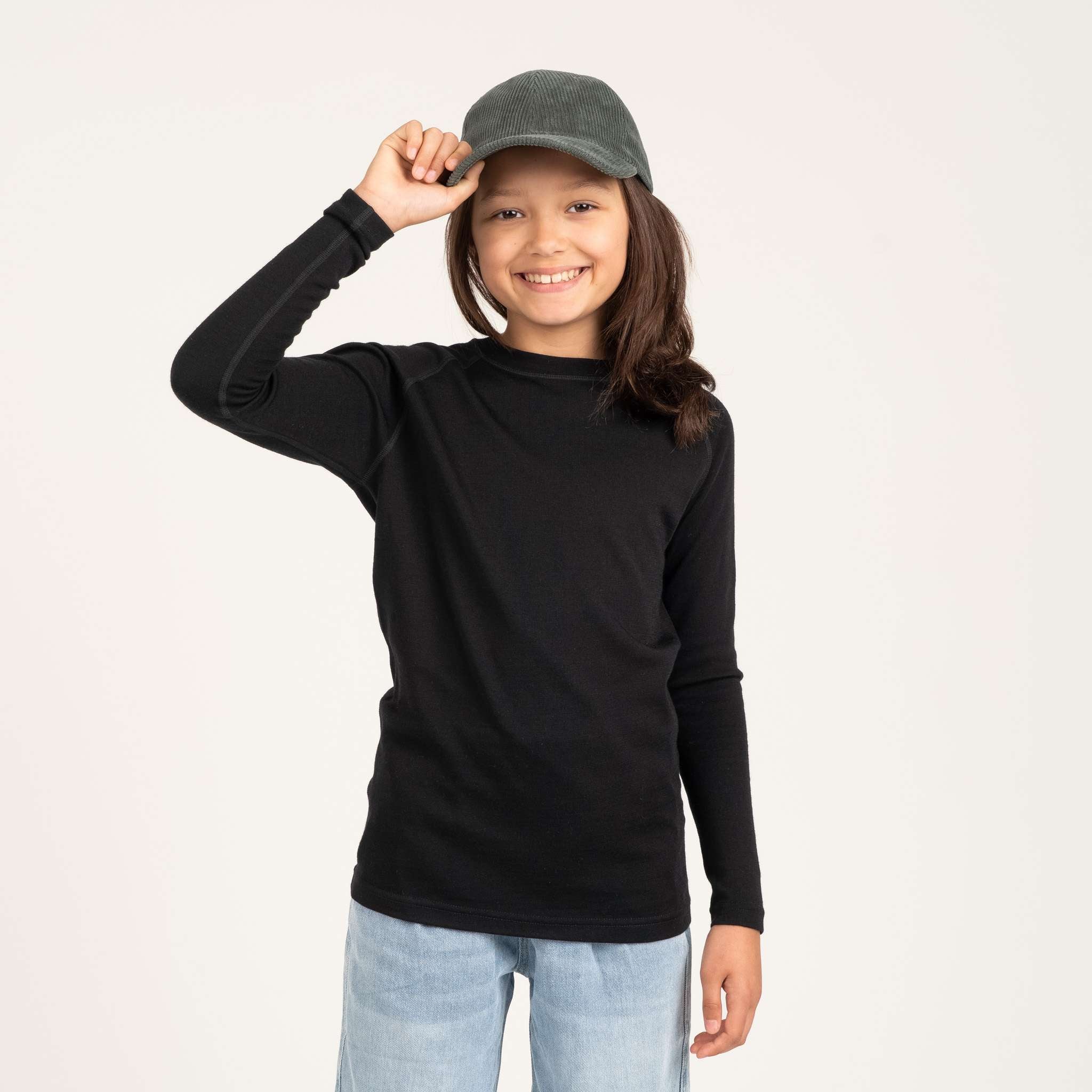 The model is 140 cm tall and wears size 134-140.