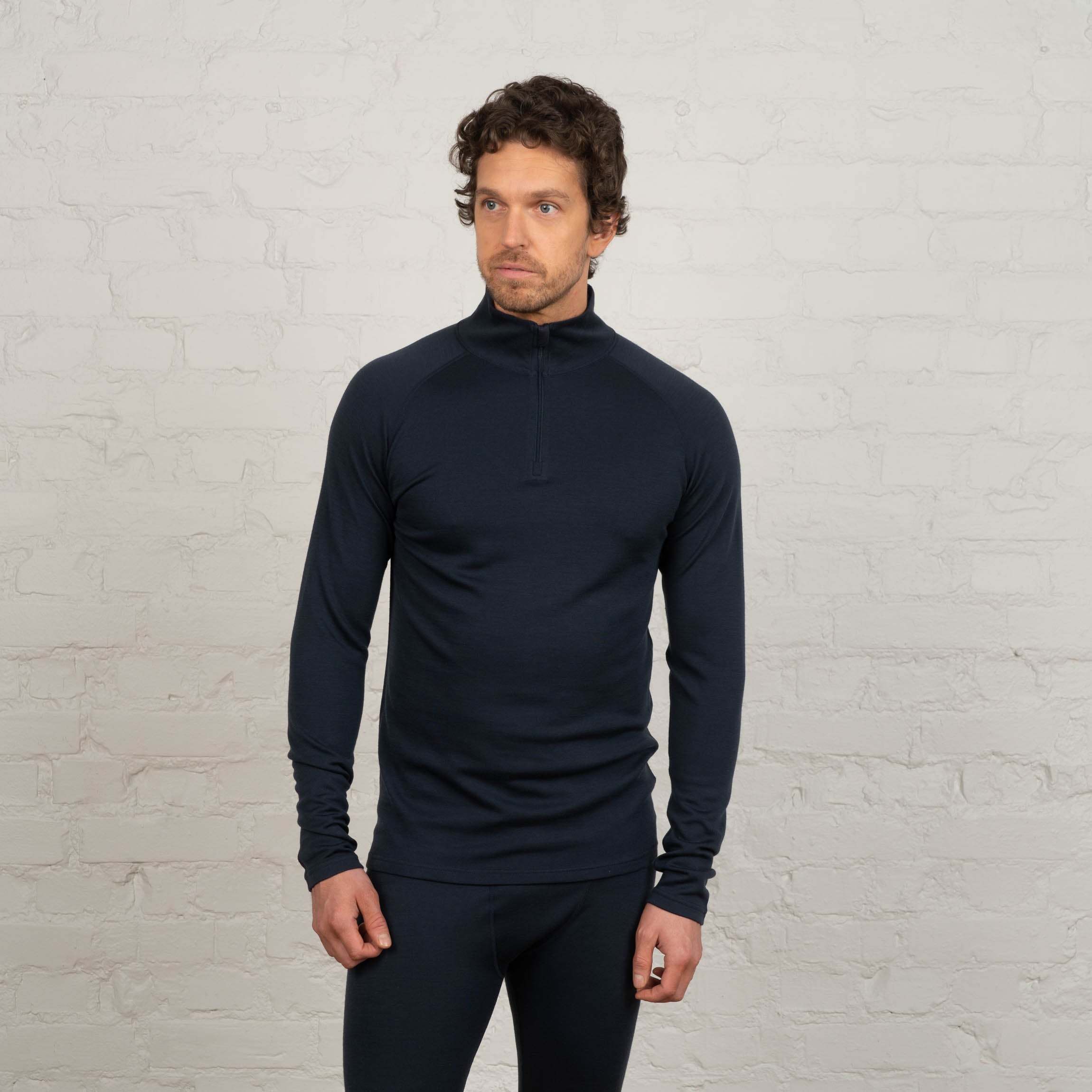 The model is 191 cm and wears size L.