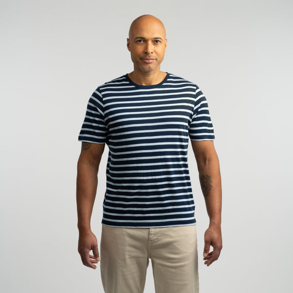 North Outdoor Liam merino T-shirt M in de kleur donker bosbes, mulesing-vrij merinowol. Ontworpen in Finland. - Het model is 187 cm lang en draagt maat L