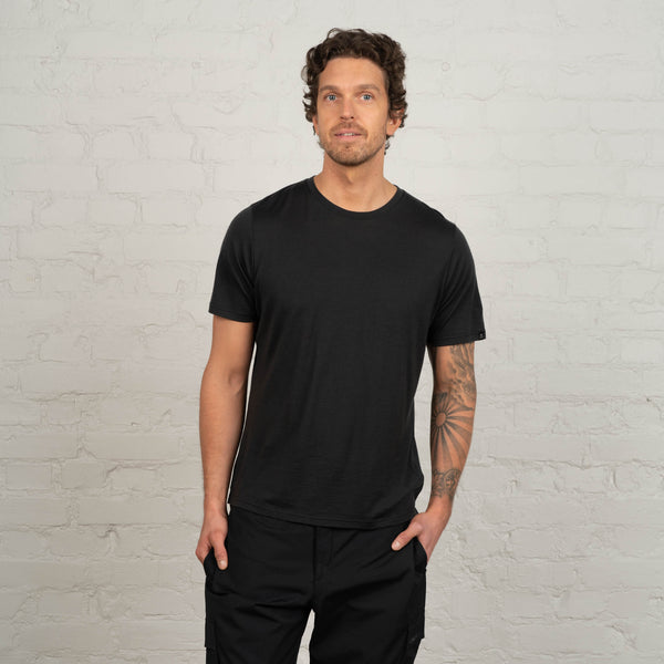 North Outdoor Liam merino T-shirt in maat M in granietgrijs, mulesing-vrij merinowol. Ontworpen in Finland. - Het model is 191 cm lang en draagt maat L