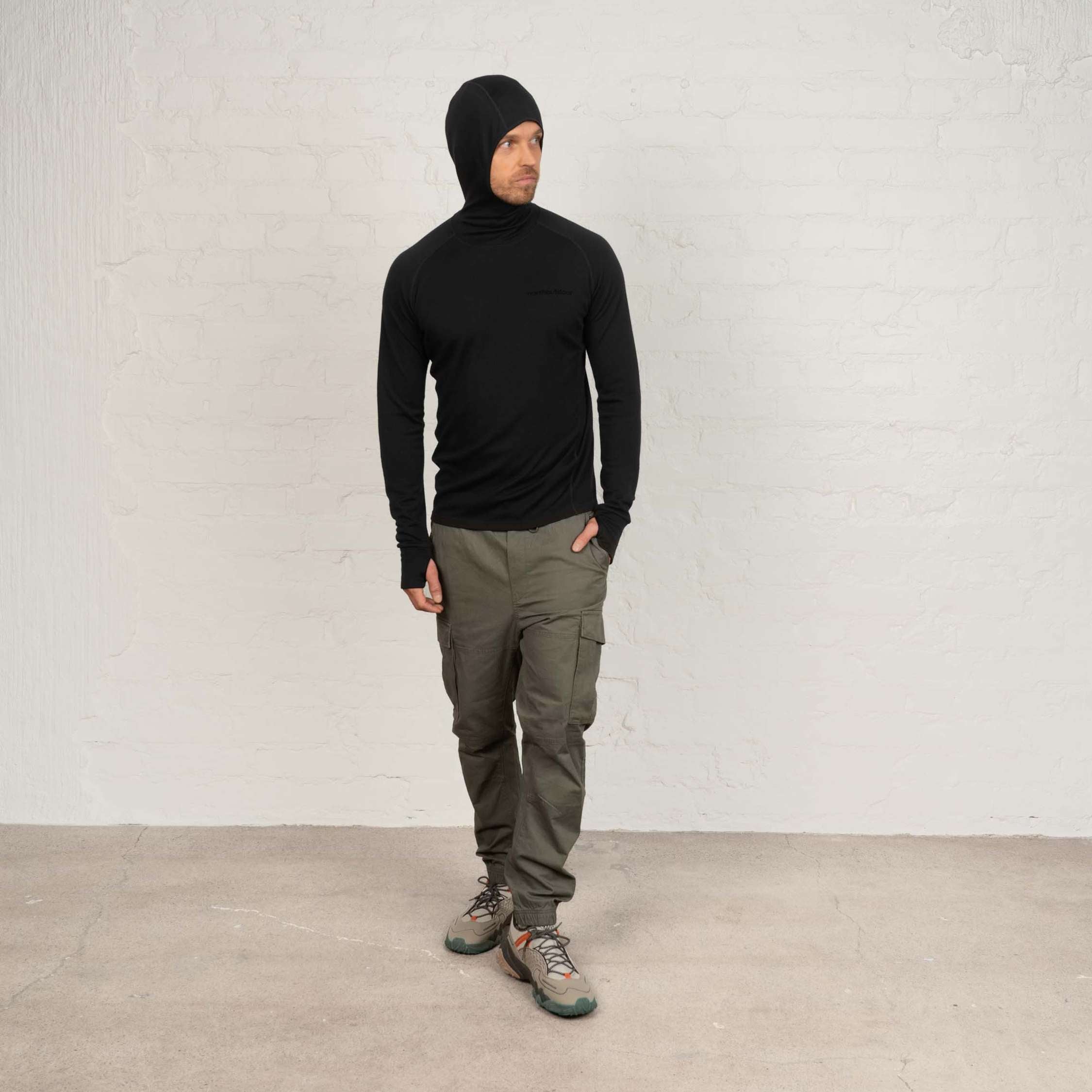 The model is 191 cm and wears size L.