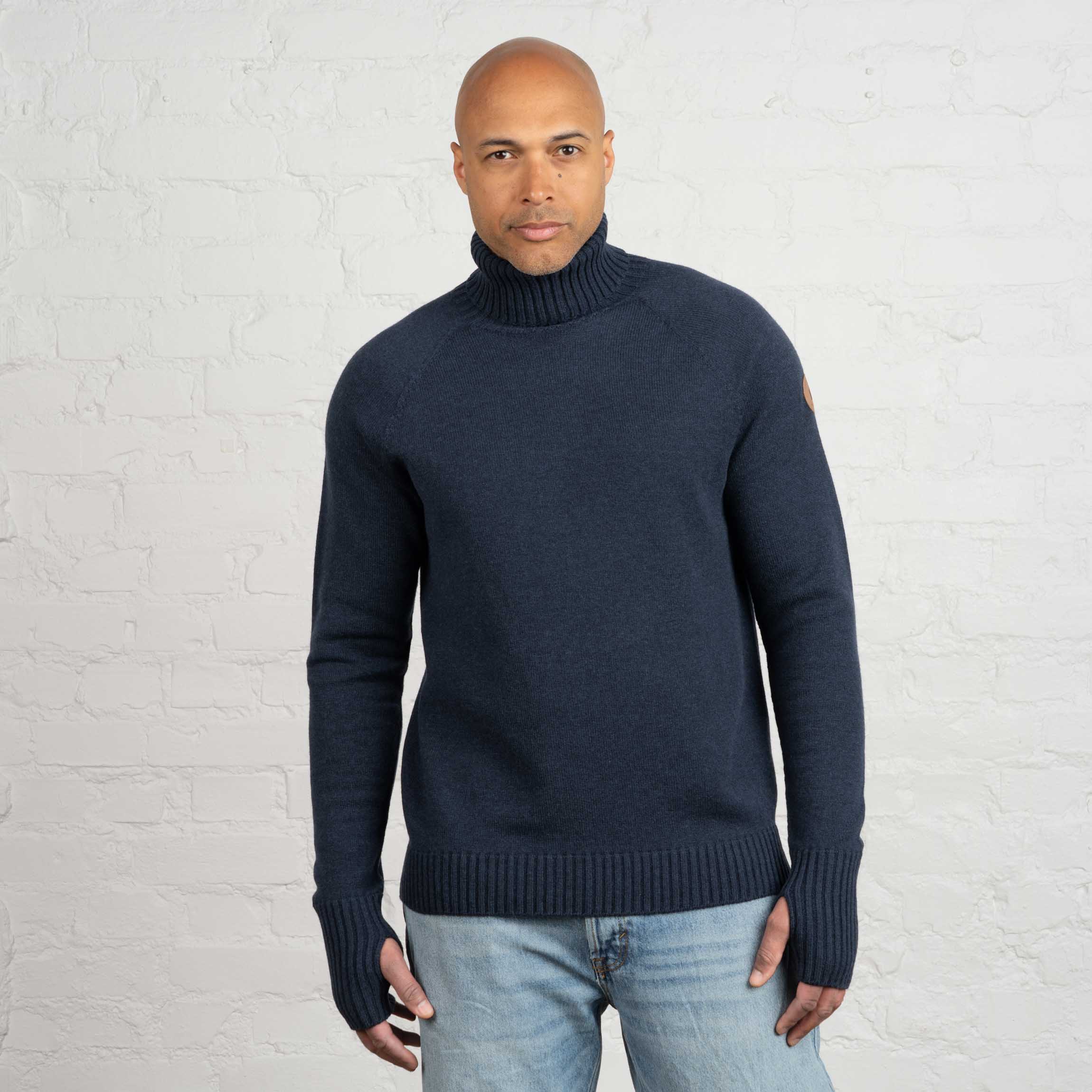 The model is 187 cm and wears size XL