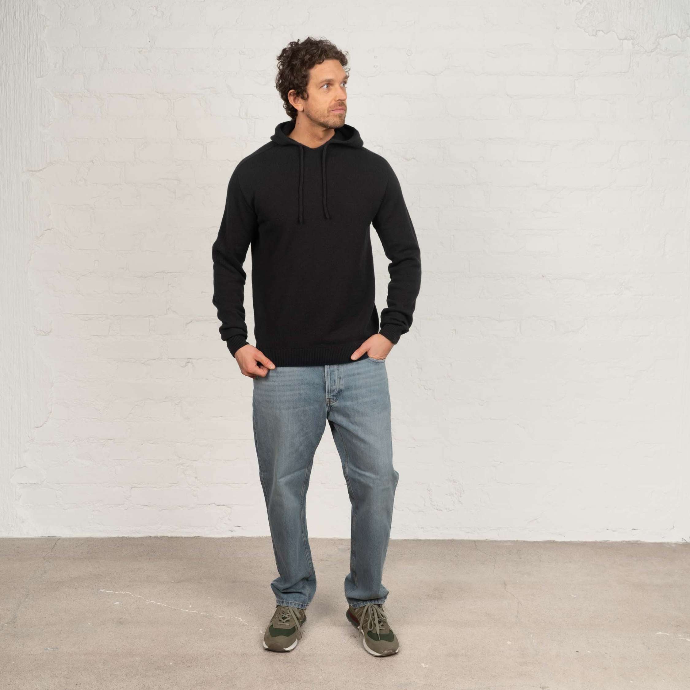 The model is 191 cm and wears size L.