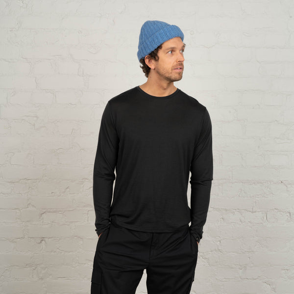 North Outdoor Joe longsleeve merino T-shirt M in granietgrijs, mulesing-vrij merinowol. Ontworpen in Finland. - Het model is 191 cm lang en draagt maat L