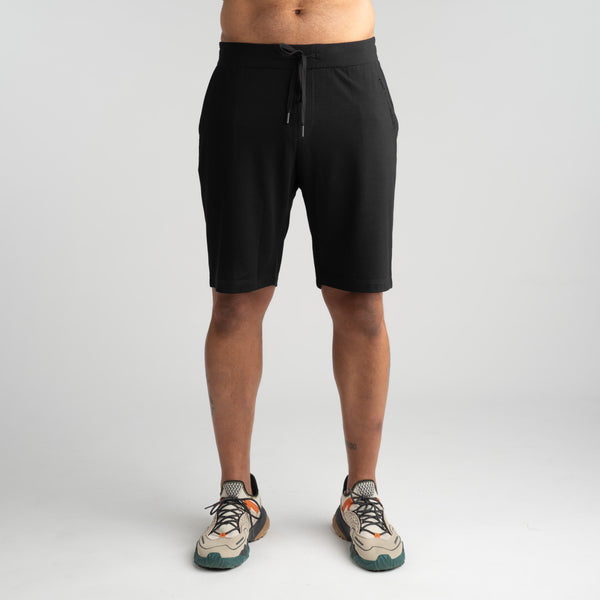 North Outdoor Elias merinoshorts M in kleur Zwart, mulesing-vrij merinowol. Ontworpen in Finland. - Het model is 187 cm lang en draagt maat XL