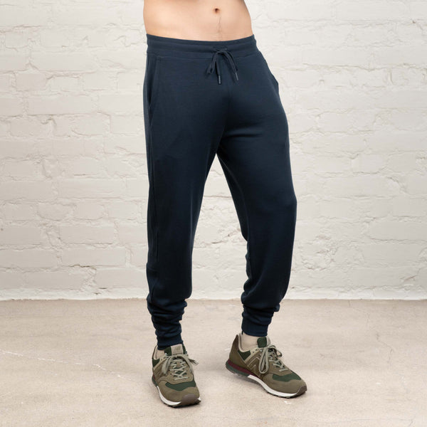 North Outdoor Amos merinobroek M in indigoblauw, mulesing-vrij merinowol. Ontworpen in Finland. - Het model is 185 cm lang en draagt maat L