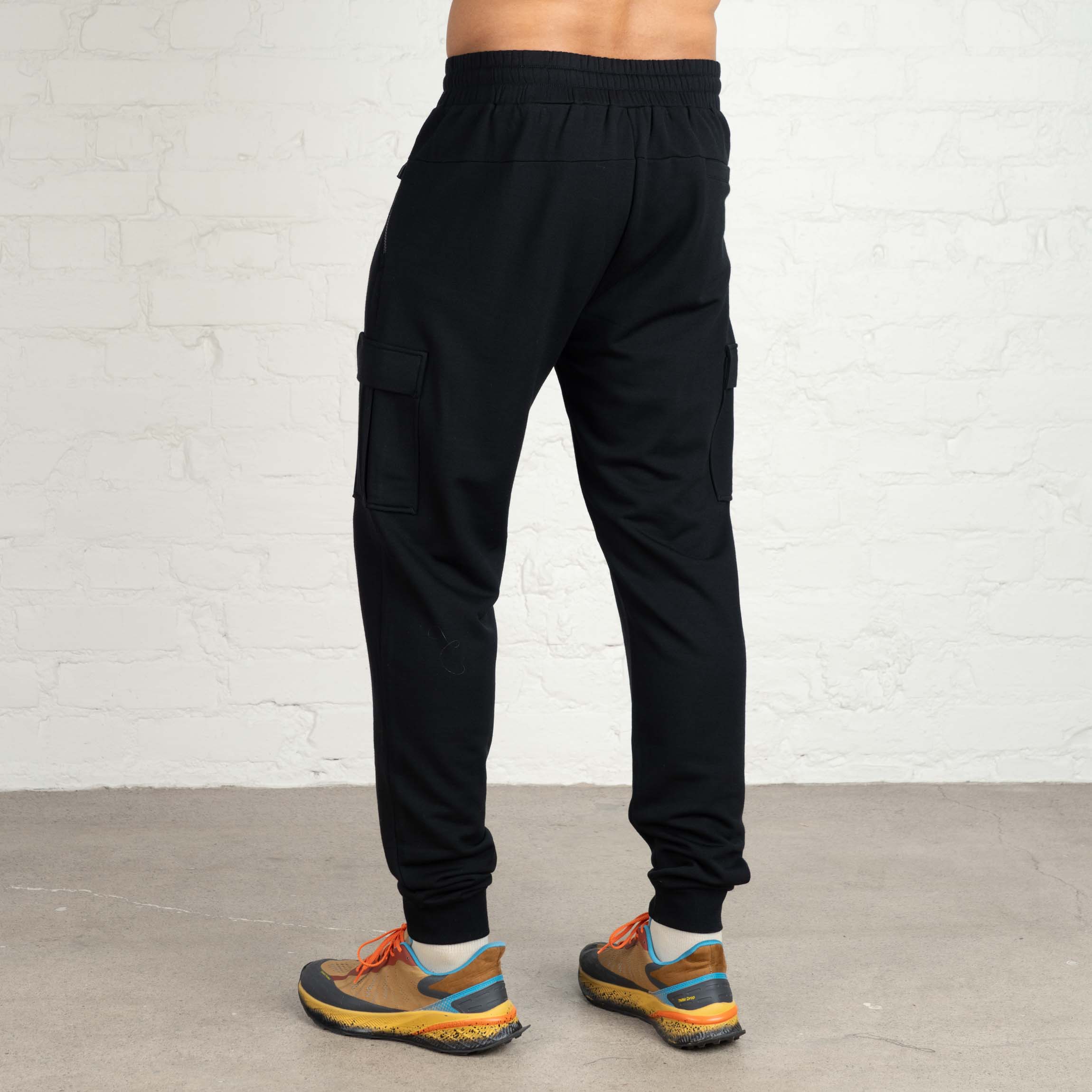 The model is 187 cm and wears size XL