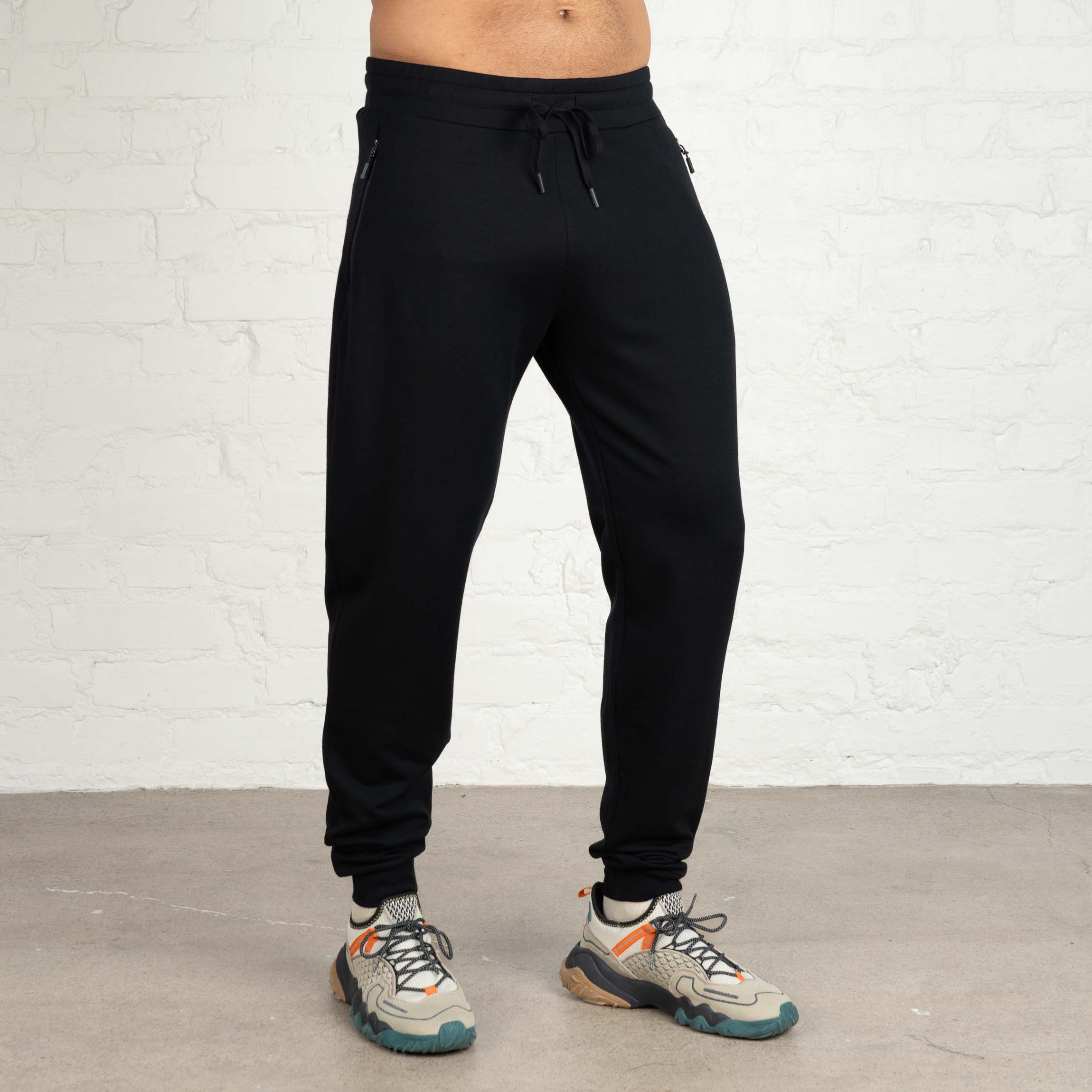 The model is 187 cm and wears size XL