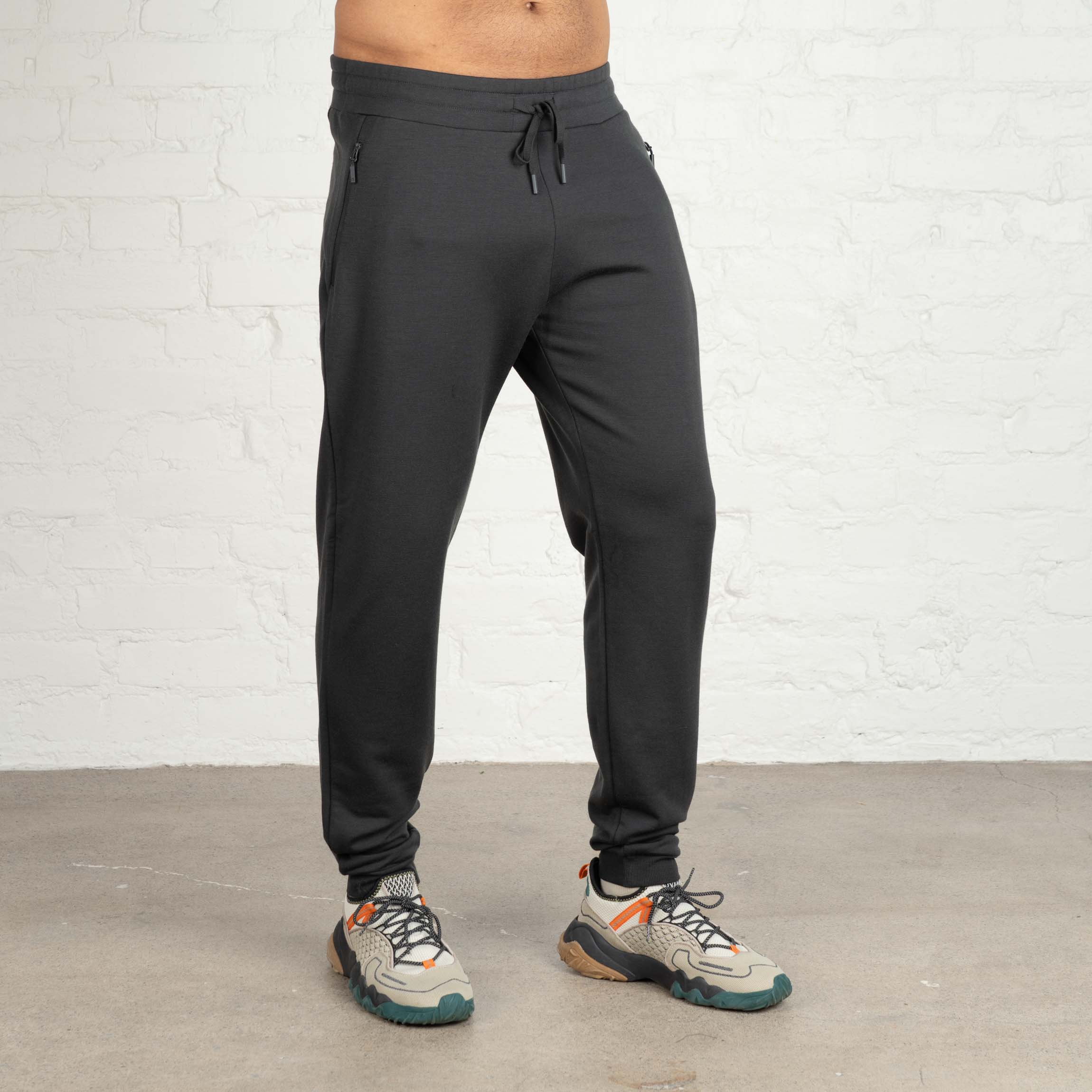 The model is 187 cm and wears size XL