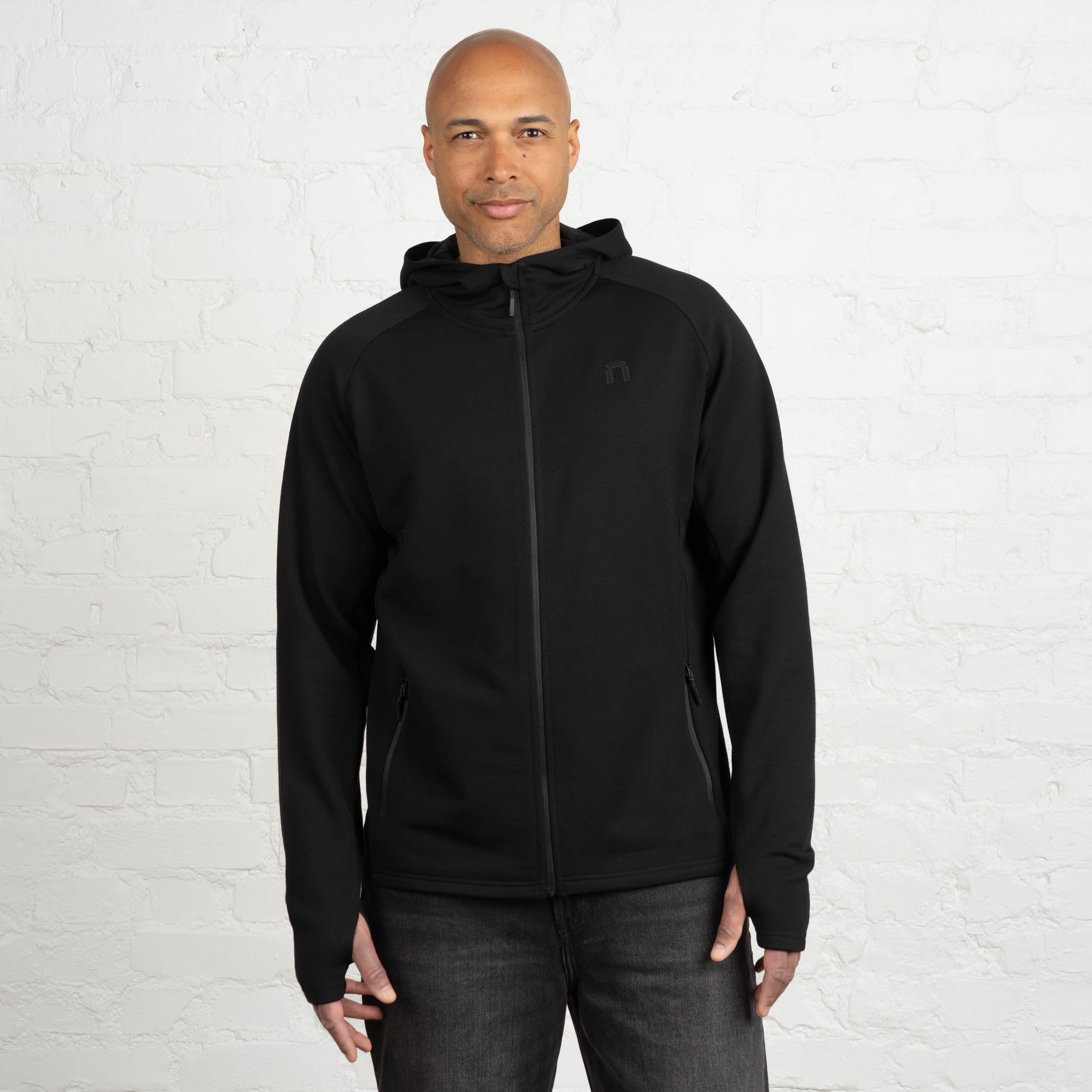 The model is 187 cm and wears size XL